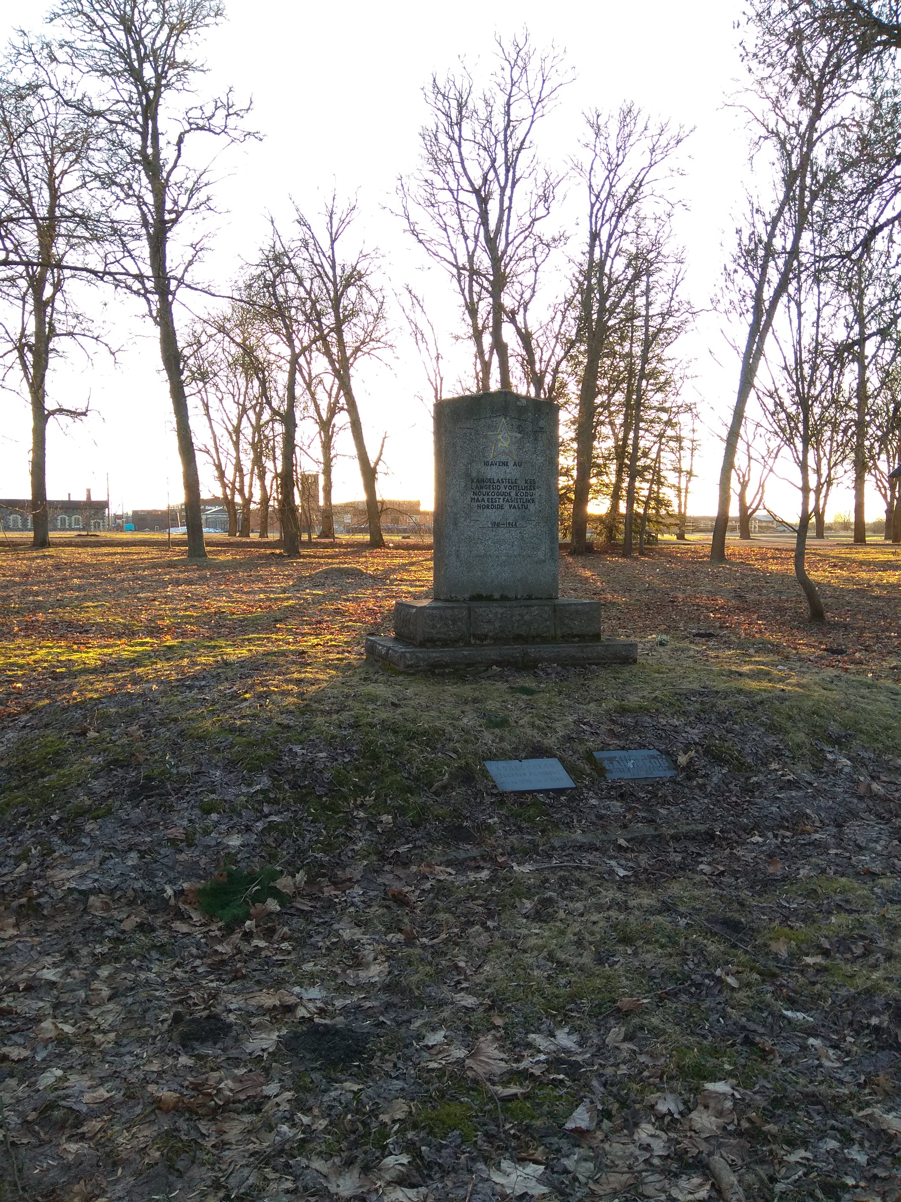 Teises maailmasõjas langenud nõukogude sõdurite mälestusmärk Uhtna mõisa pargis rephoto