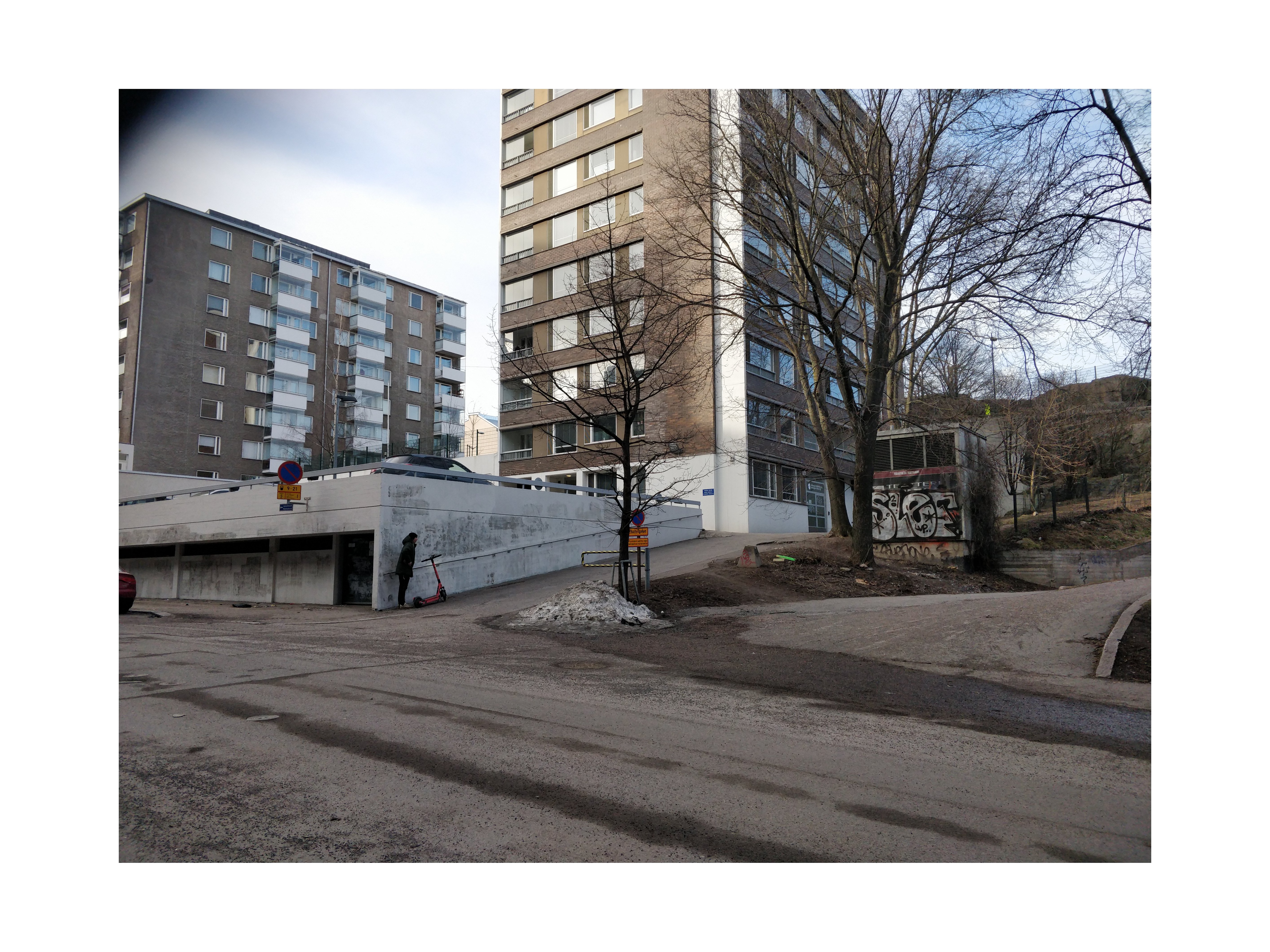 Käenkuja 6. Vieressä niin ikään sittemmin purettu Käenkuja 4. Takana oleva punatiilinen pääty kuuluu rakennukseen Vilhonvuorenkuja 6. Käenkuja 6:n takana on Katri Valan puiston kalliot ja niiden takaa näkyy Vilhonvuorenkuja 16. rephoto