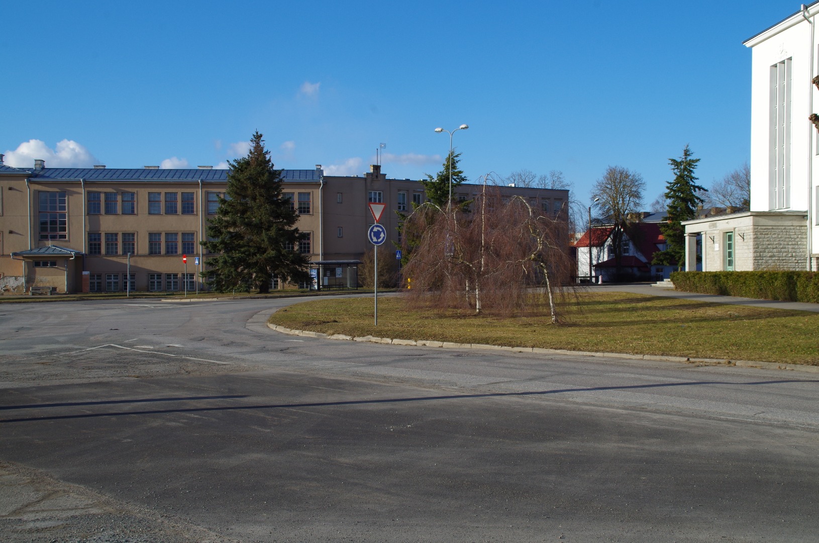 Rakvere Gümnaasium. Uue hoone avamine: rahvas hoone ees rongkäigus rephoto