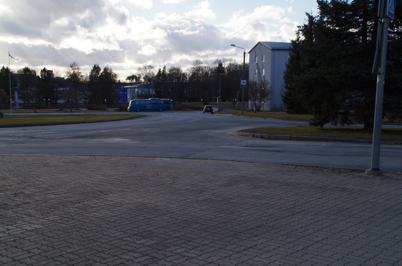 Rakvere Gümnaasium. Uue hoone avamine: õpilased rivis maja ees rephoto