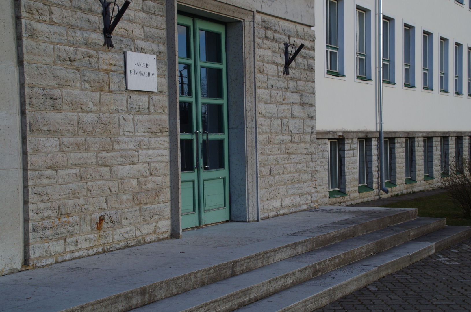 Rakvere Gümnaasium. Uue hoone avamine: koolilipu sisenemine majja rephoto
