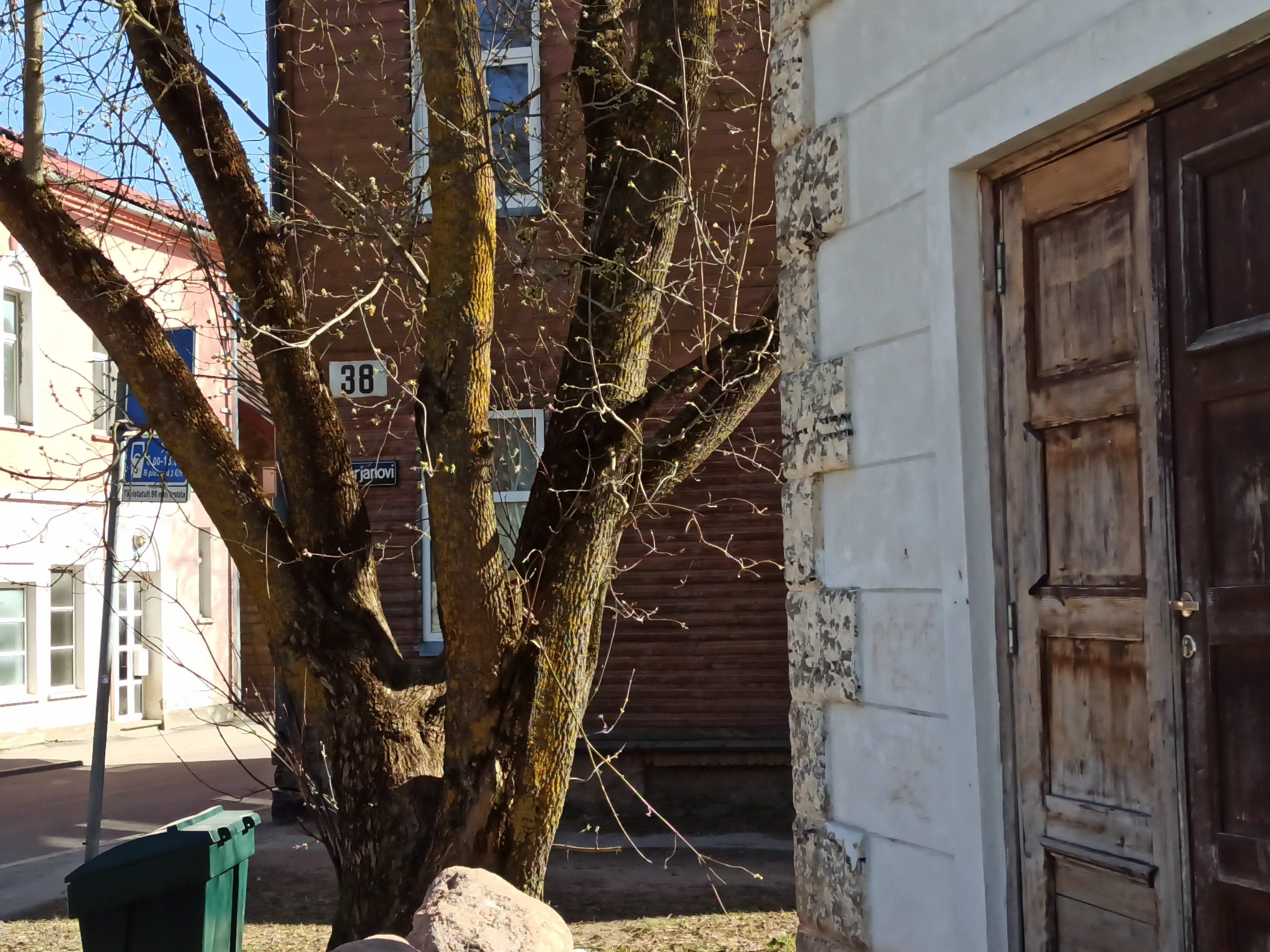 The Ajalehtkiosk at the corner of Heidemann and Kastani Street. rephoto