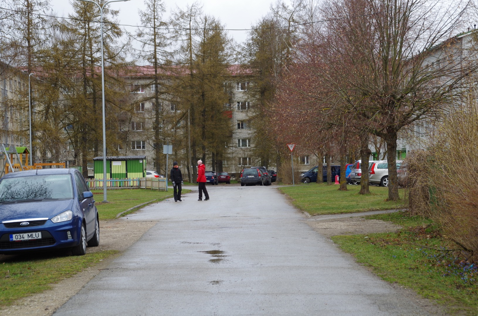Sõdurid ja ohvitserid Rakvere suurtükiväe kasarmu ees rephoto