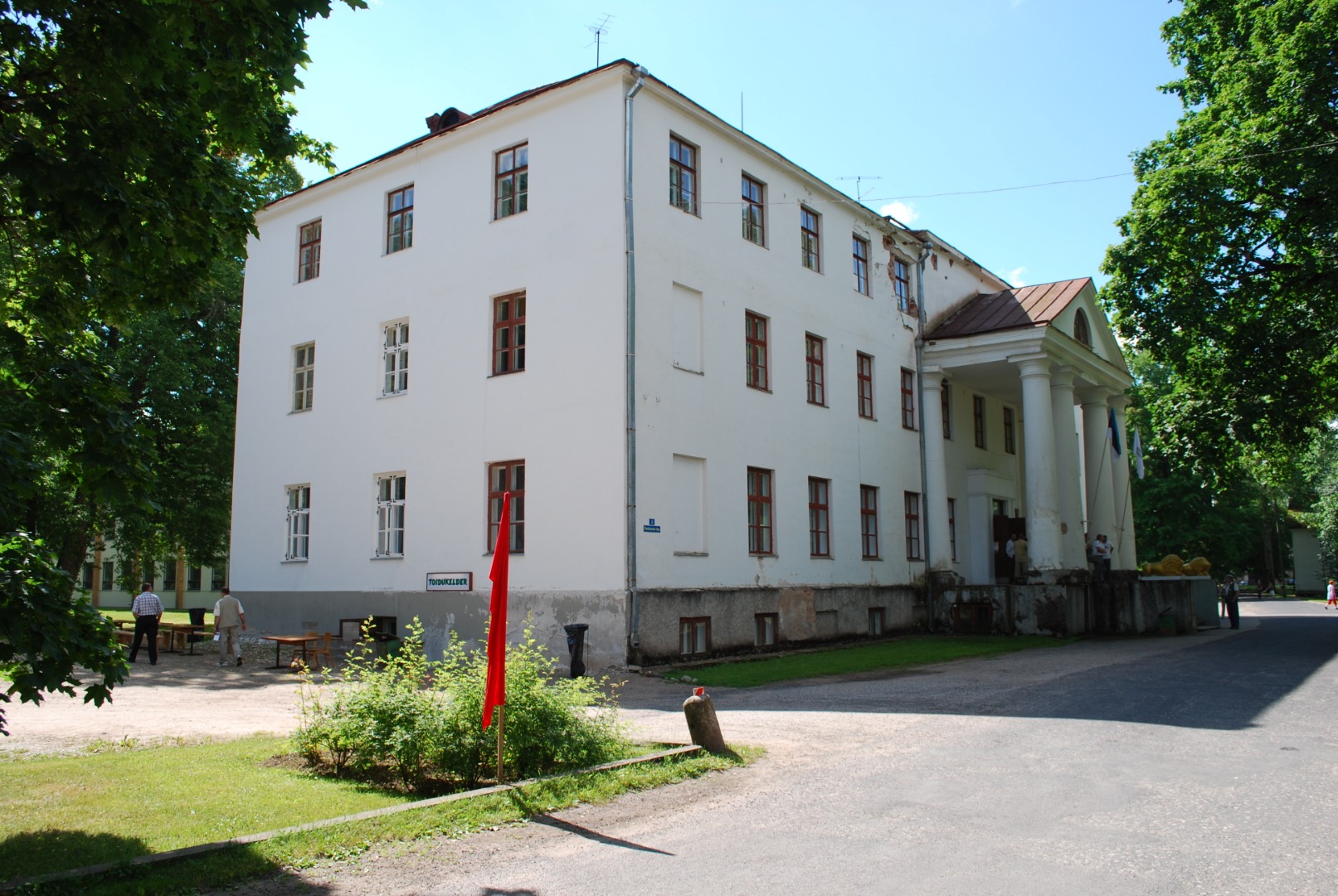 Tihemetsa sovhoostehnika main building. rephoto