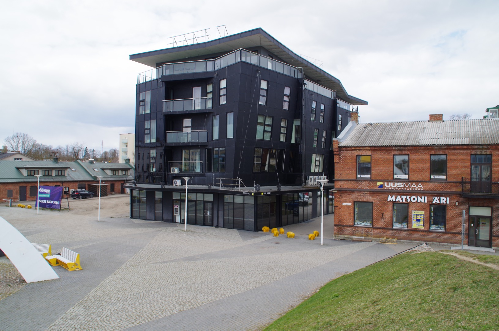 Korterelamu Rakvere keskväljakul, vaade hoonele. AB Luhse & Tuhal: Ra Luhse, Tanel Tuhal, Tanel Teder rephoto