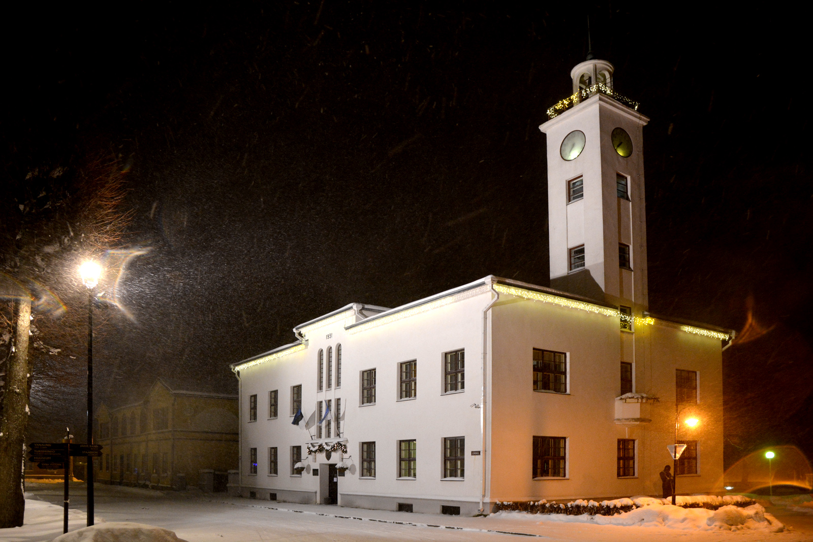 Viljandi raekoda ja Kauba tänava ja Linnu tänava ristmik rephoto