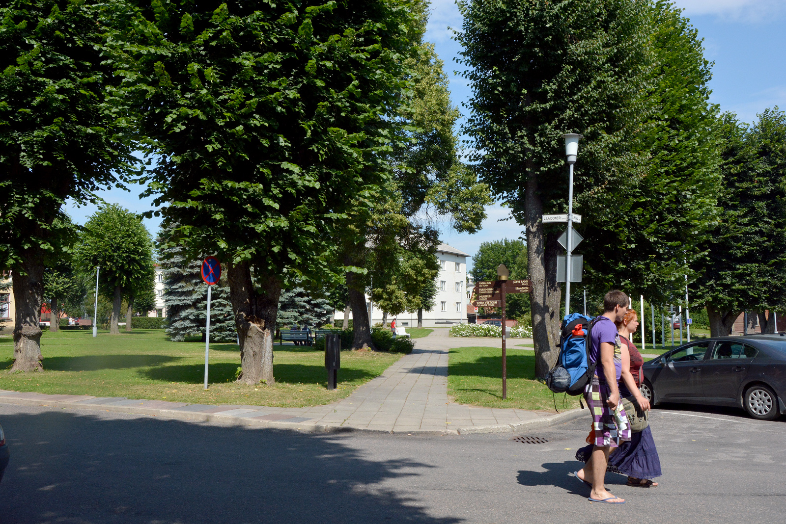 fotonegatiiv, Viljandi, hotell Bristol Suure turu ja Linnu tänava nurgal, vasakul asuva algkooli õpilased tänaval rephoto