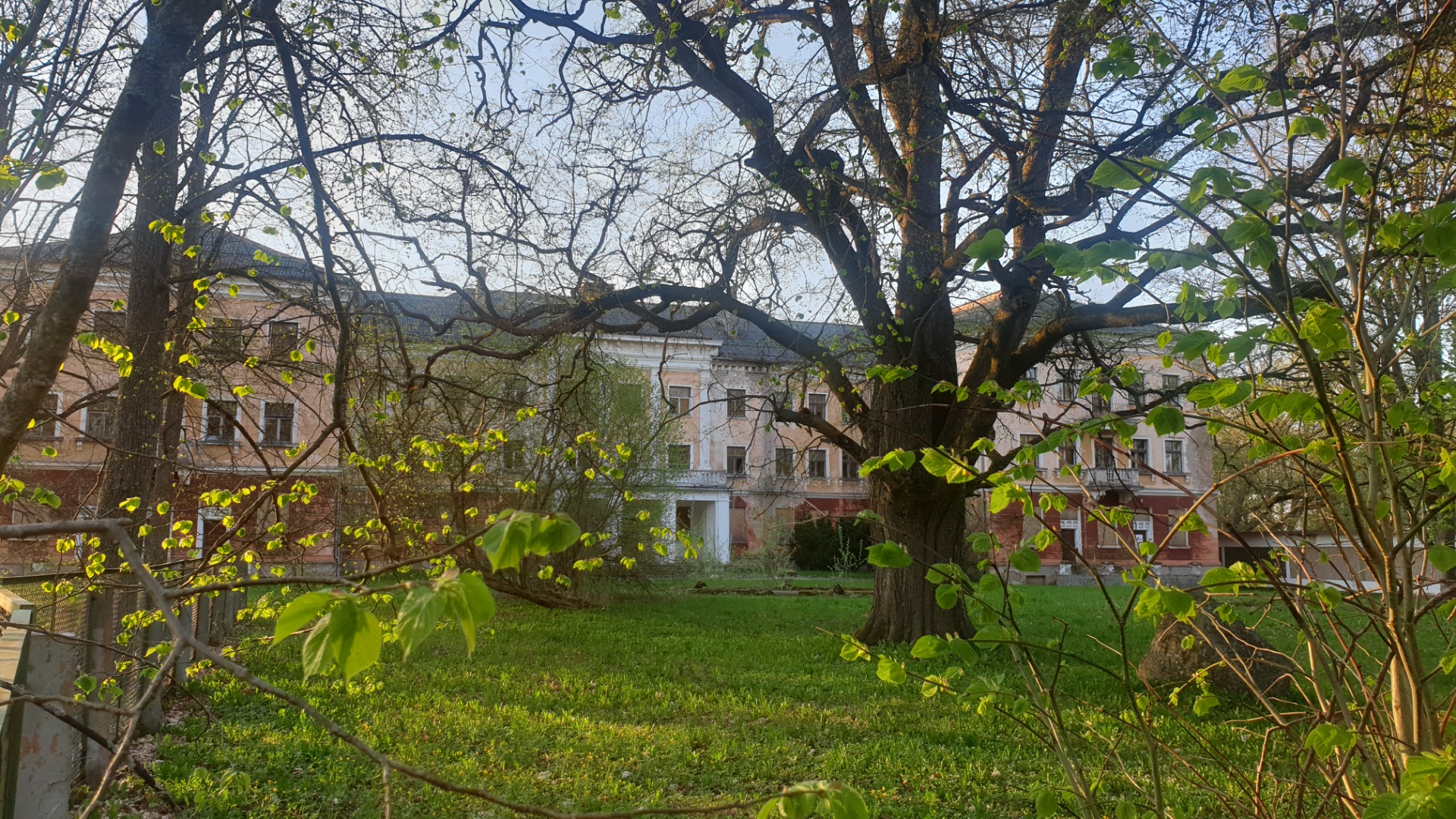 Rear side of Kaagvere Knight Manor rephoto