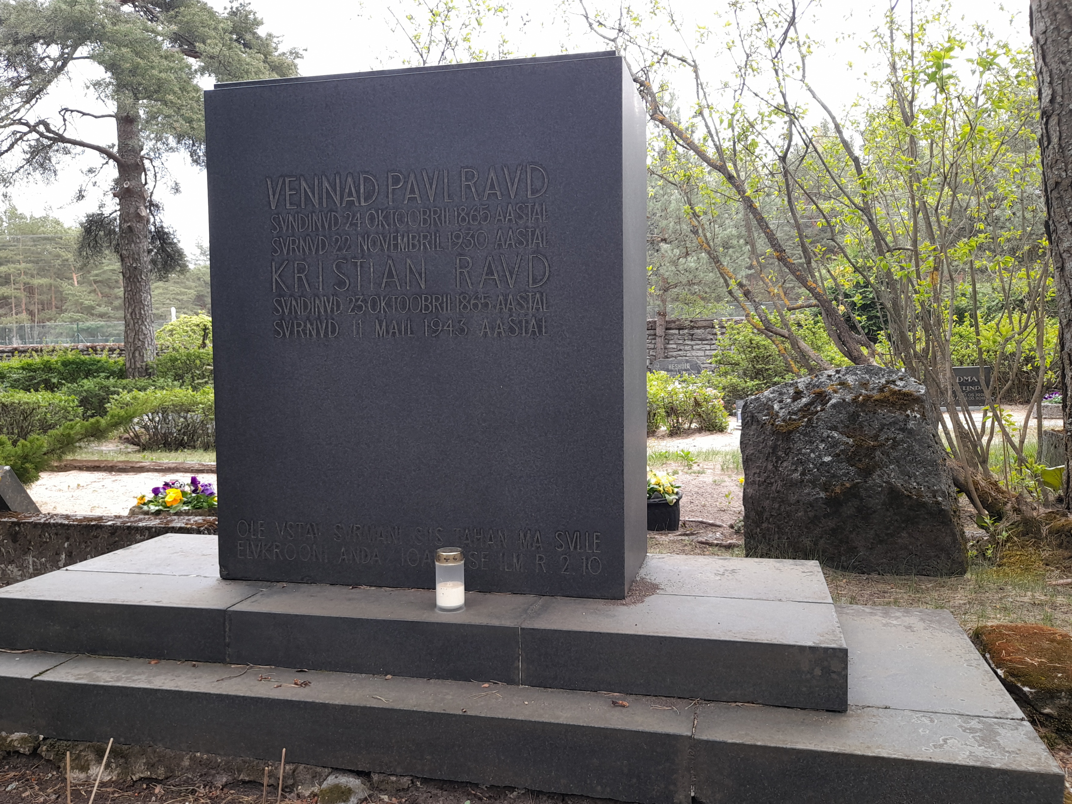 Paul Raua ja Kristjan Raua haud Rahumäe kalmistul rephoto