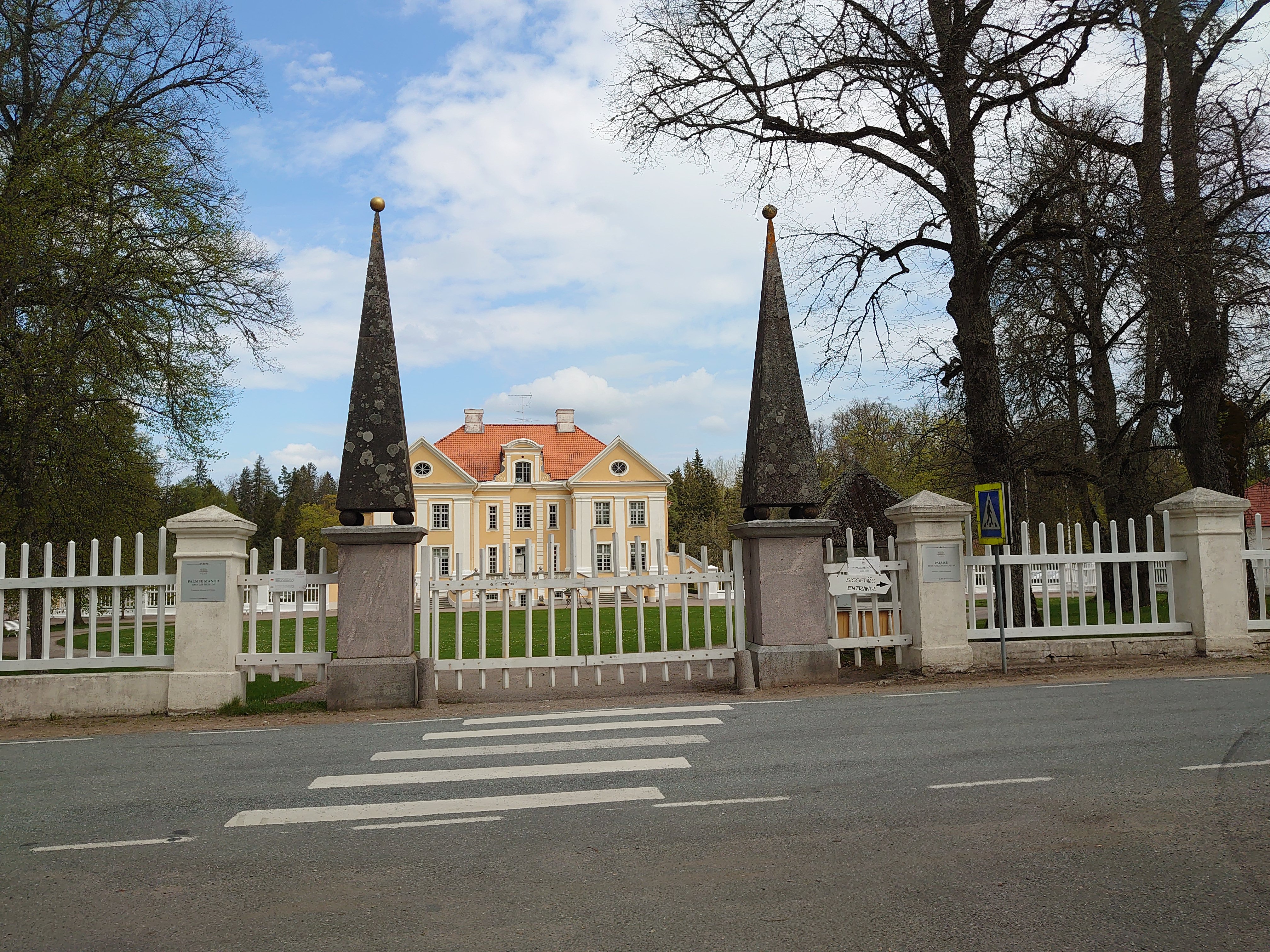 The gates of Palmse Manor rephoto