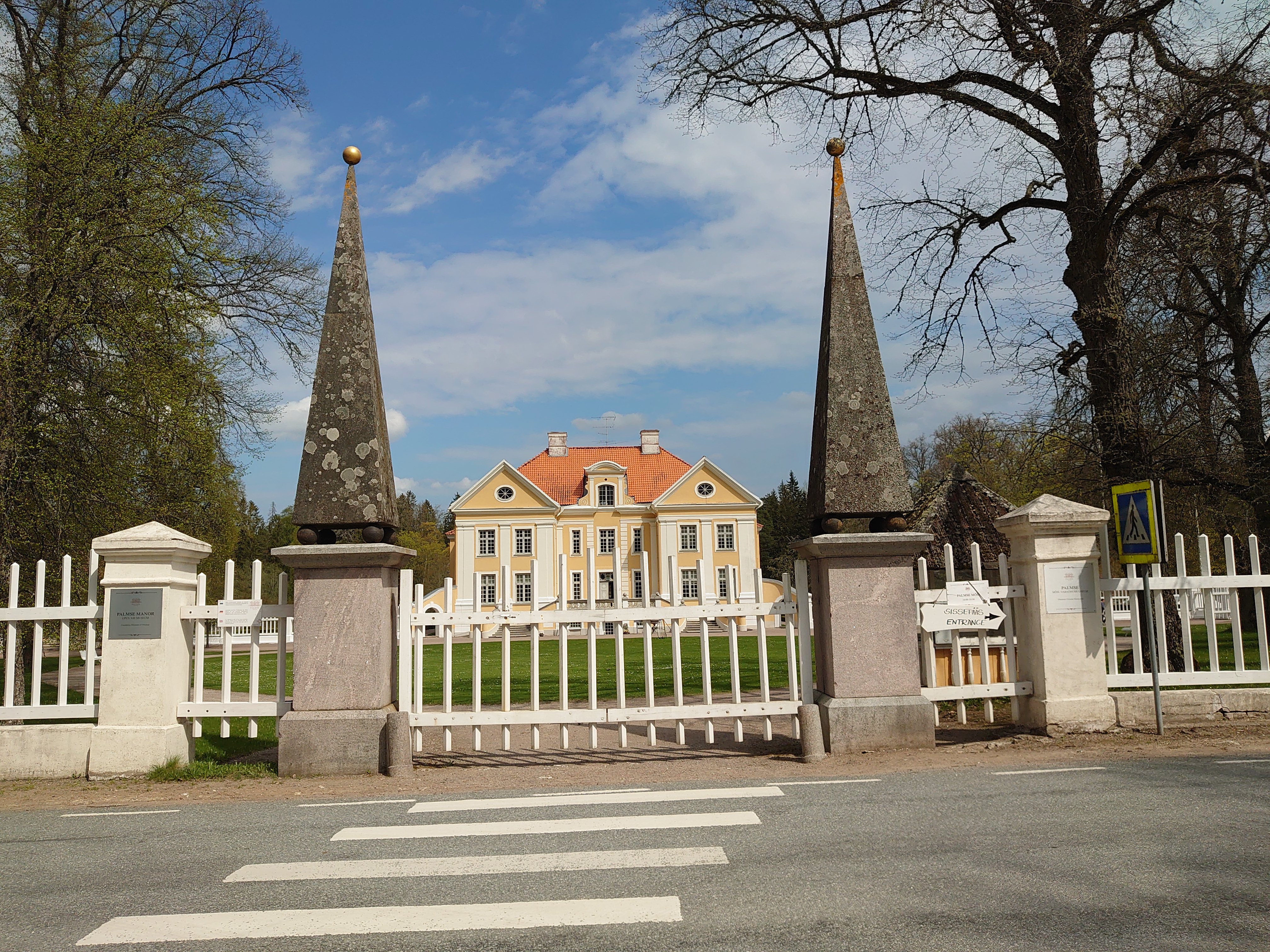 The gates of Palmse Manor. rephoto