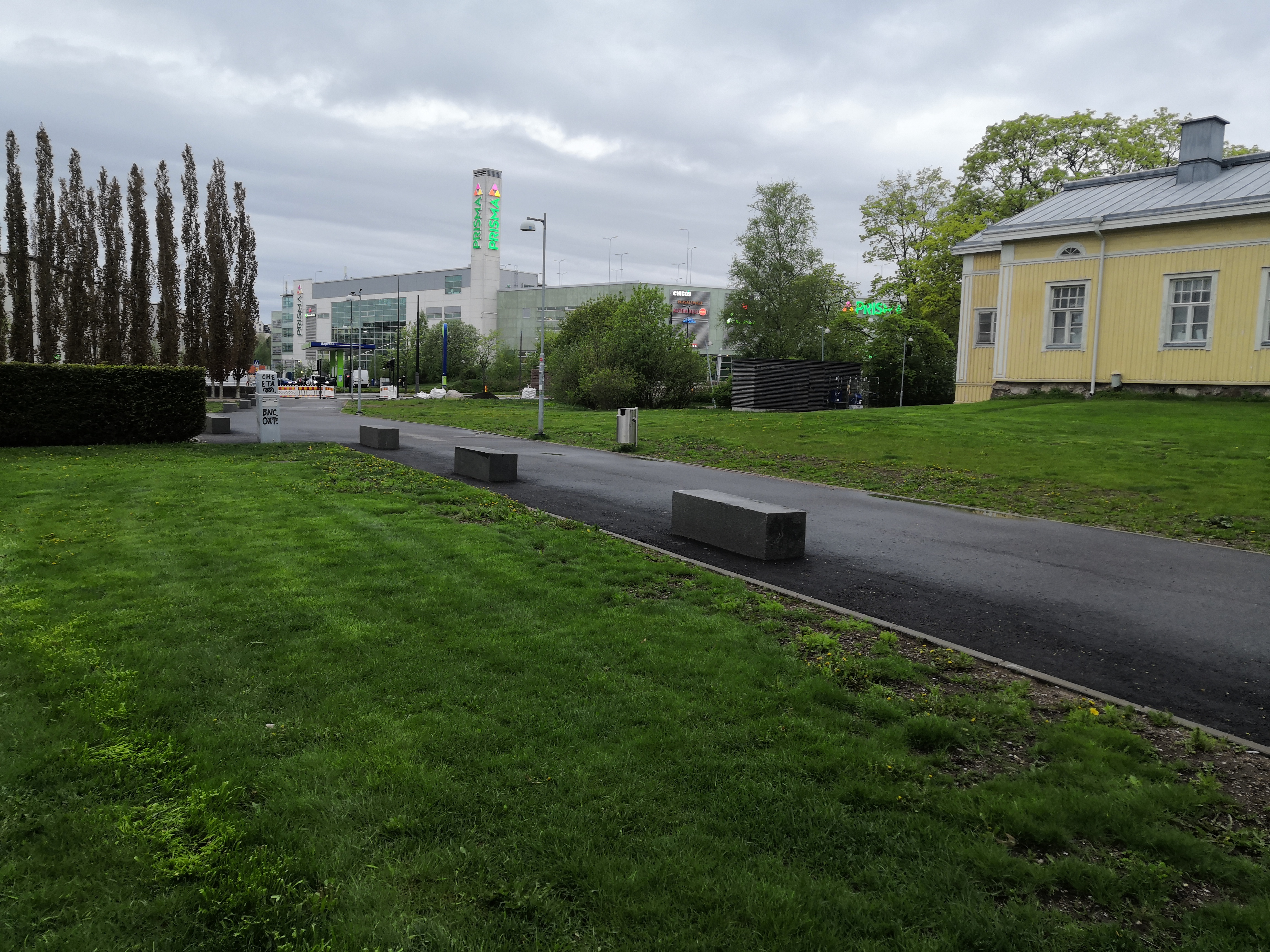 Viikintie. Näkymä Viikin suoran länsipäästä Latokartanon kohdalta luoteeseen. Tienviitat vasemmalle Keskustaan, oikealle Lahteen ja Malmille. Taustalla Viikin Unionin huoltoasema. Oikealla puurakenteisen kartanorakennuksen nurkka, nykyinen Viikinkaari 8. rephoto