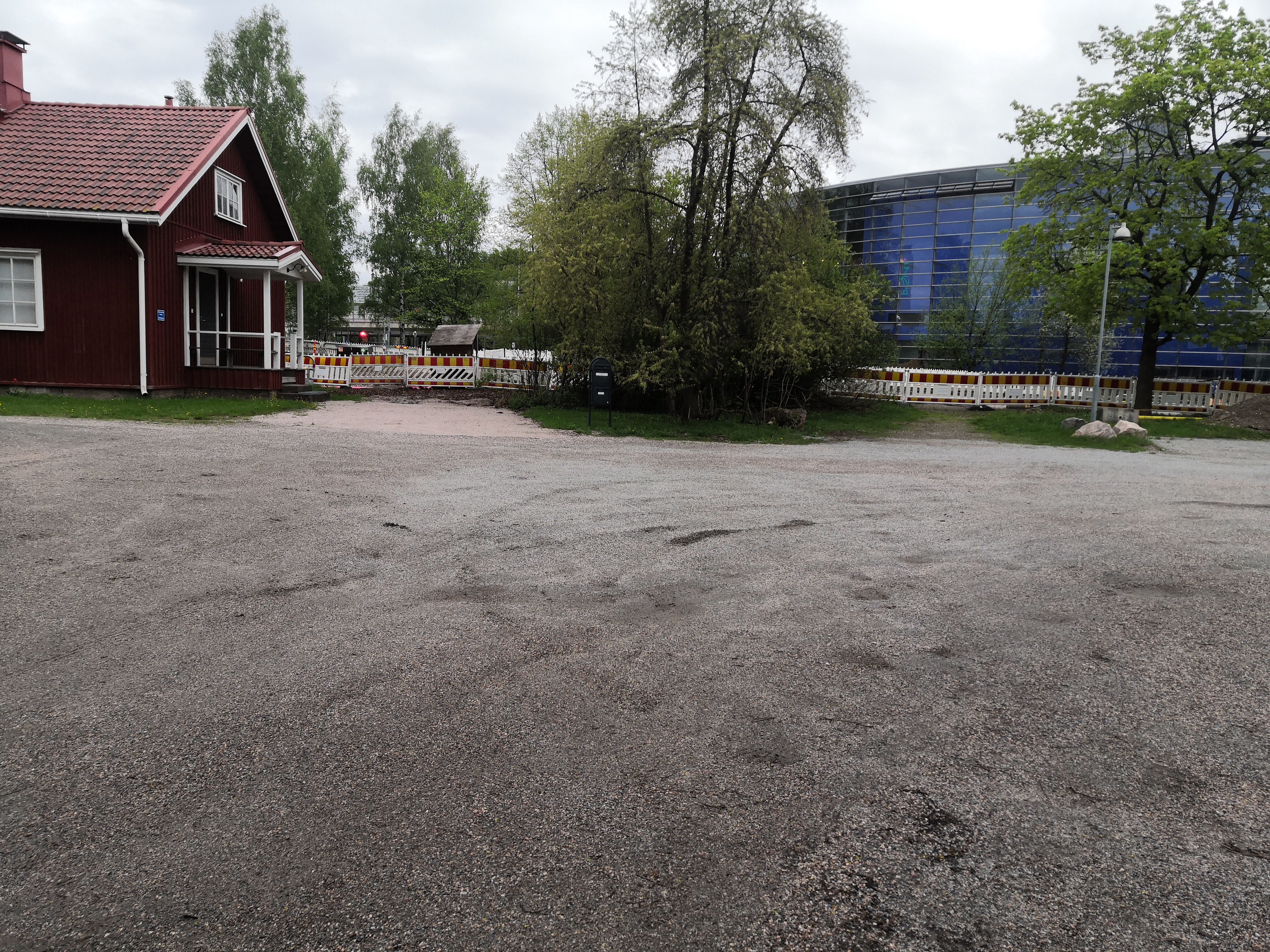 Viikinkaari 8. Näkymä Viikin Latokartanosta vanhan puutalon pihapiiristä. Vasemmalla mopoa ajava mies, todennäköisesti postinjakaja. rephoto