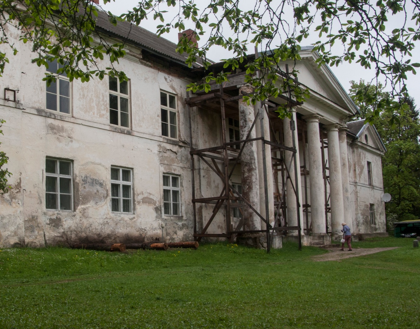 Kirna Manor, gentleman house in 1938. Door kick rephoto