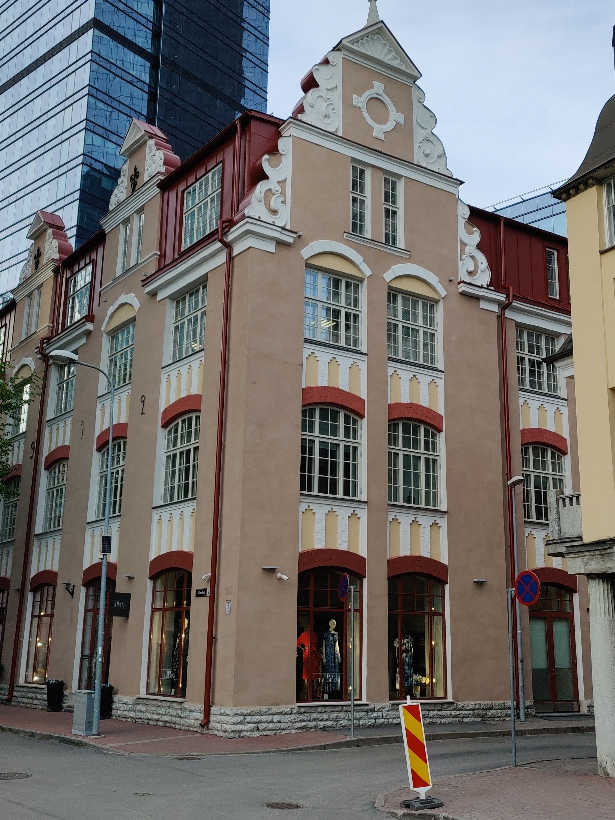 End tööstushoone Tallinnas Maakri tn, vaade hoonele nurgalt. Arhitekt Jacques Rosenbaum rephoto