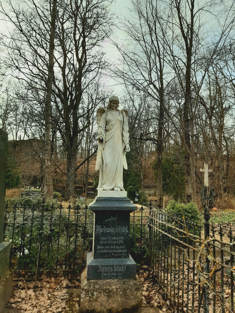 Agnes and Ludwig Stahl's grave monument at Rakvere's castle cemetery. rephoto