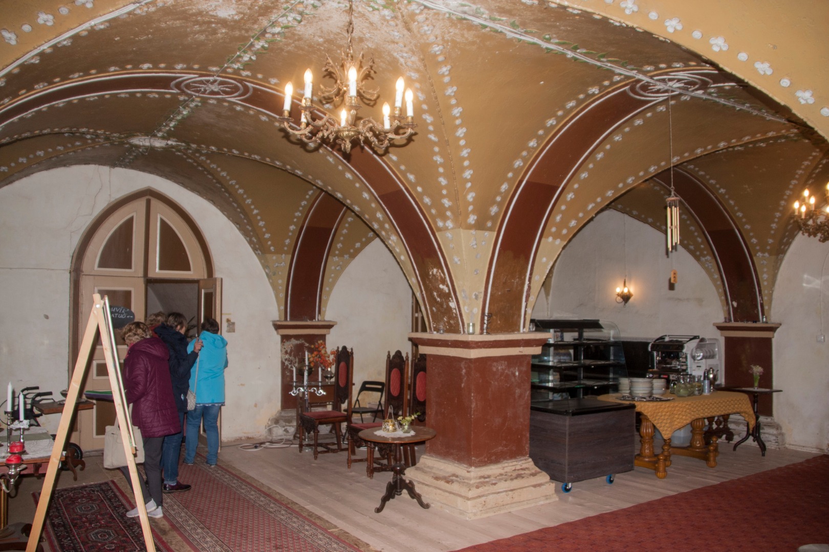 The wizards of the vestibule of Kirna Manor. The main building was built on the first half of the 19th century, the vestibular was built in pseudogotic style. In the middle of the beach wears a ship generation, witches with decorated stunts. On the left side of the rear, the right side of the piile. The last apple in the manor was Baroness Pilar v. Pilchau. rephoto