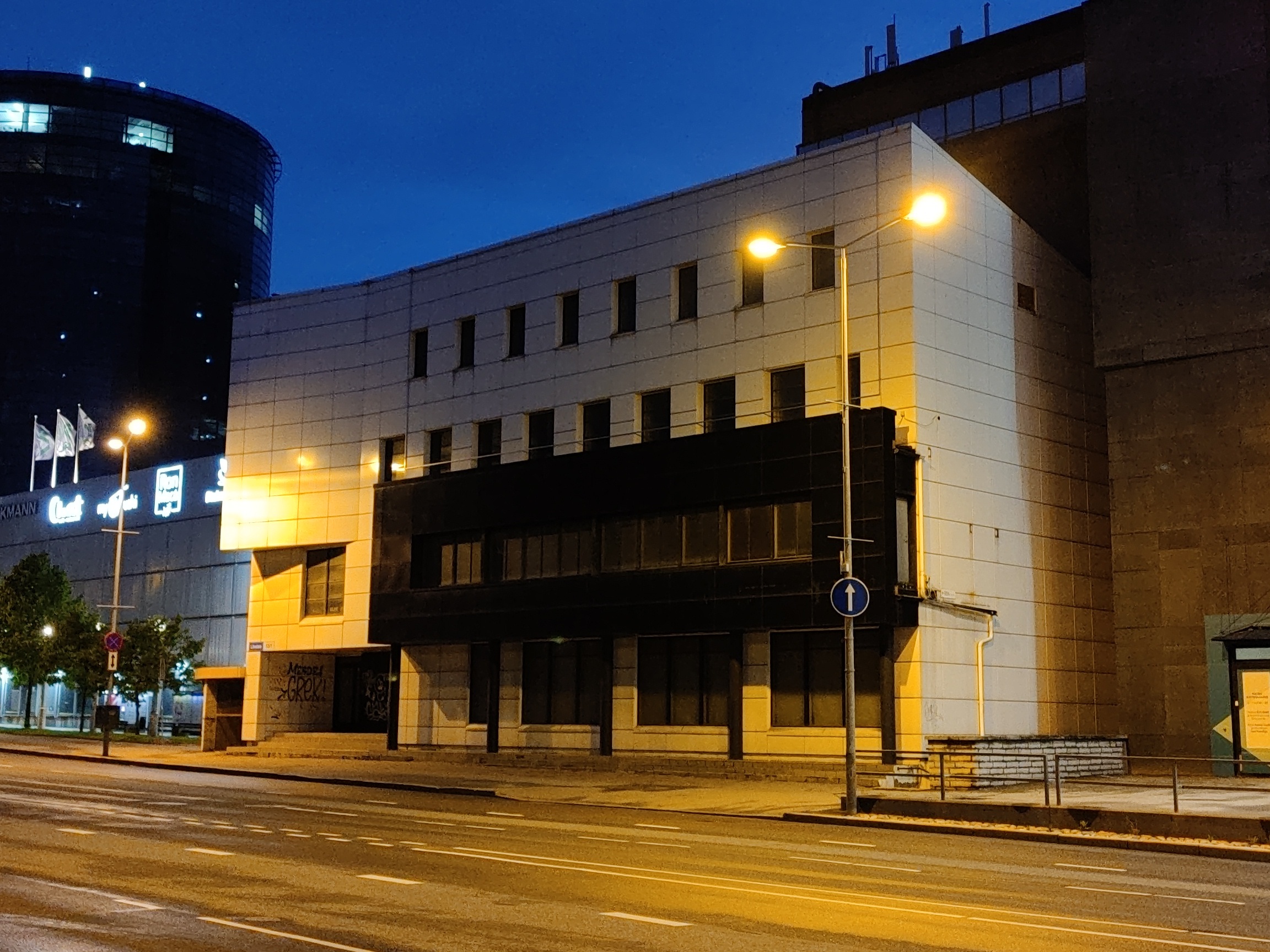 Ärihoone, laohoone ümberehitus Tallinnas, eestvaade. Arhitekt Andres Siim rephoto