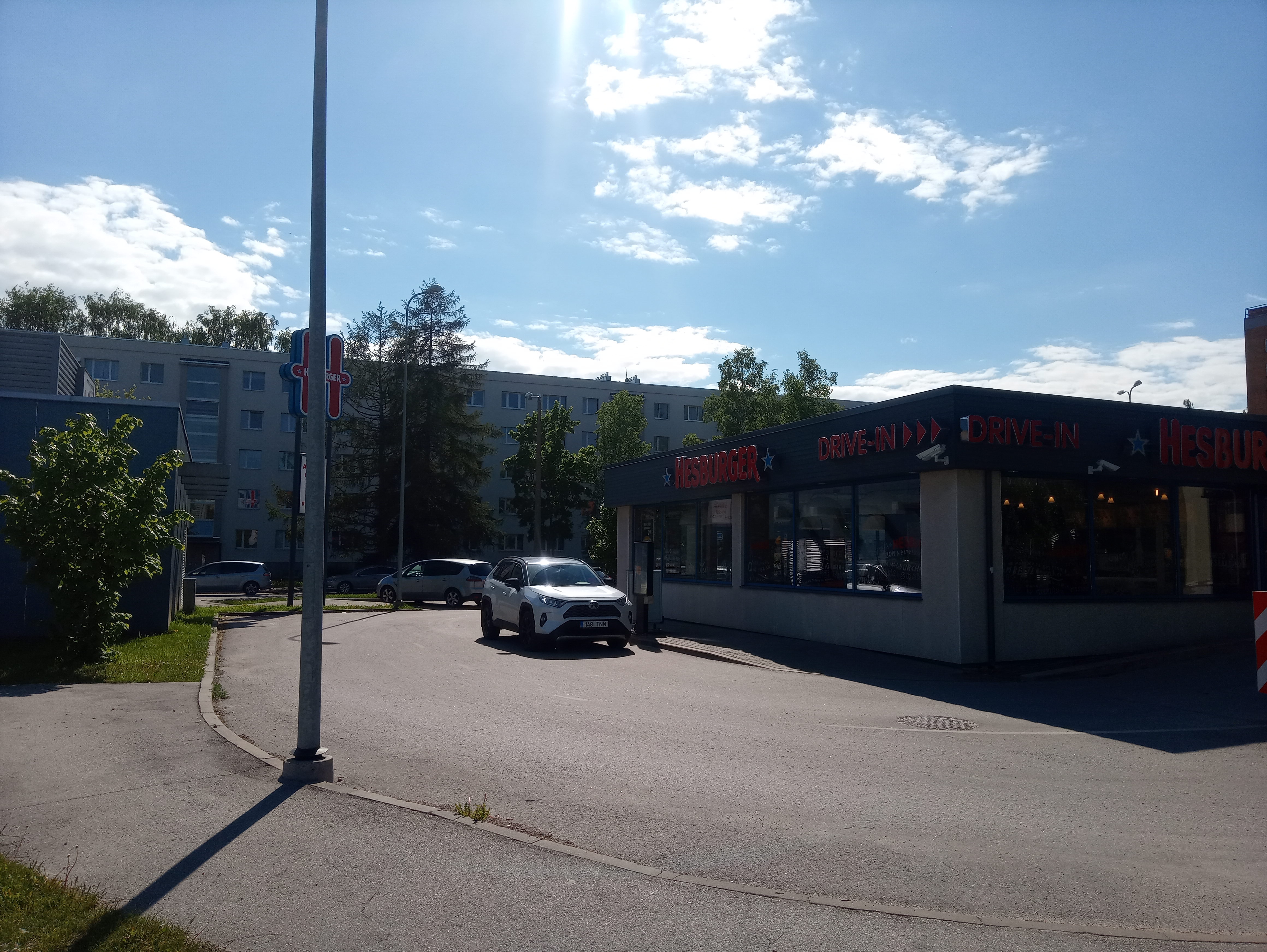 Tartu Annelinn: putka / kiosk / bussiootepaviljon, taamal 5-korruseline elamu rephoto
