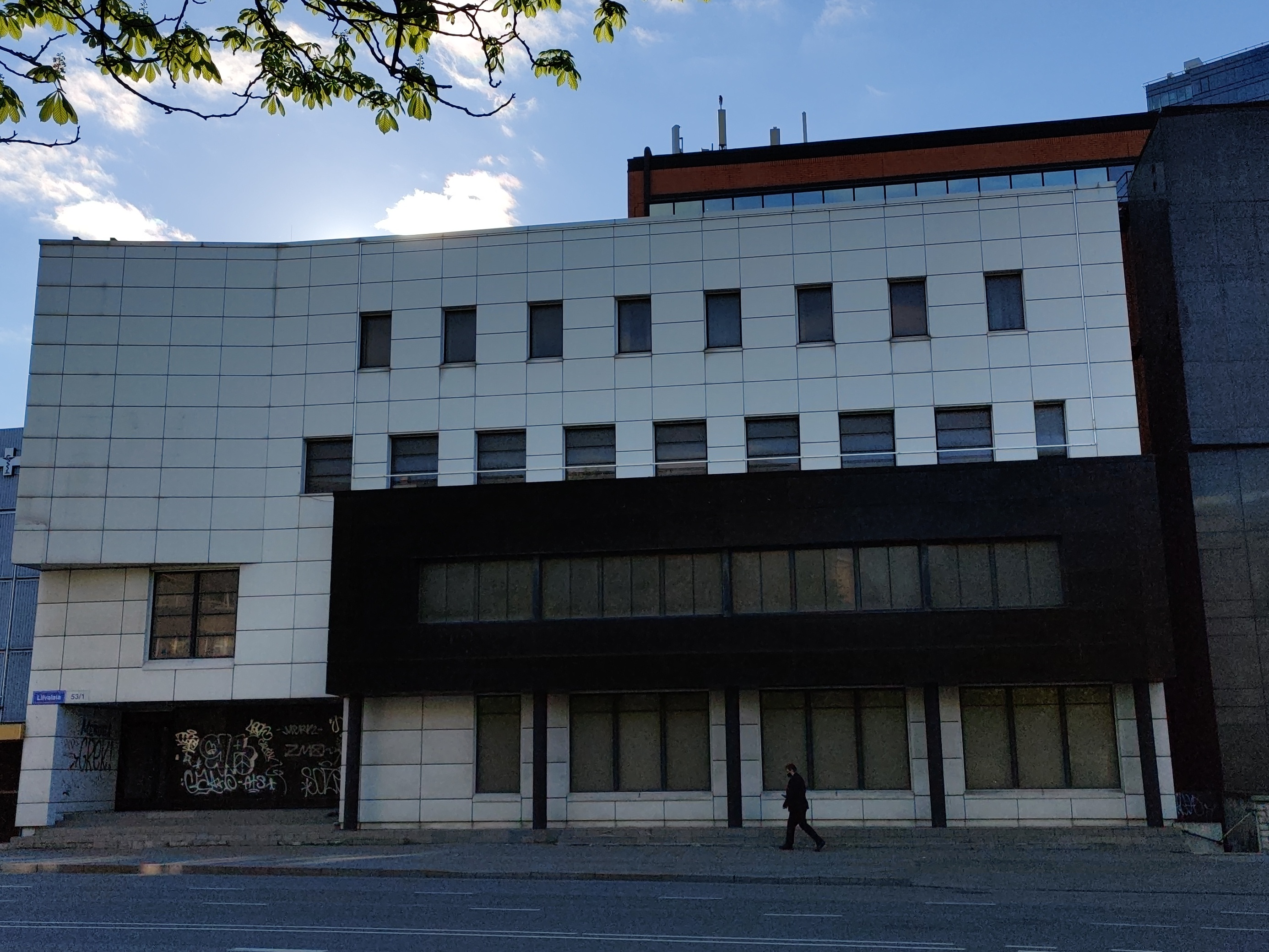 Ärihoone, laohoone ümberehitus Tallinnas, eestvaade. Arhitekt Andres Siim rephoto