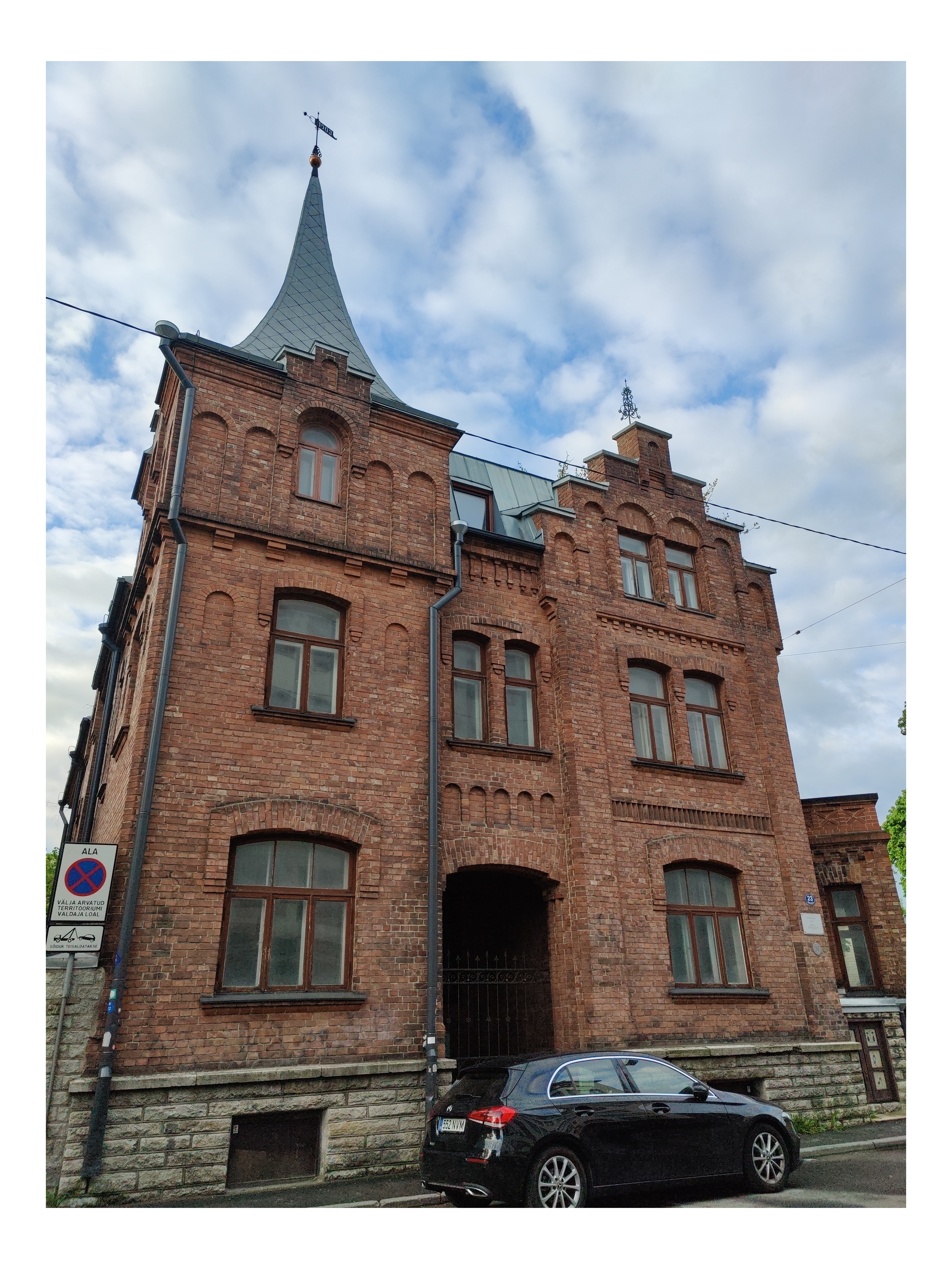 School building where Johannes Raudmets Harju County Tallinn Sakala 23 rephoto