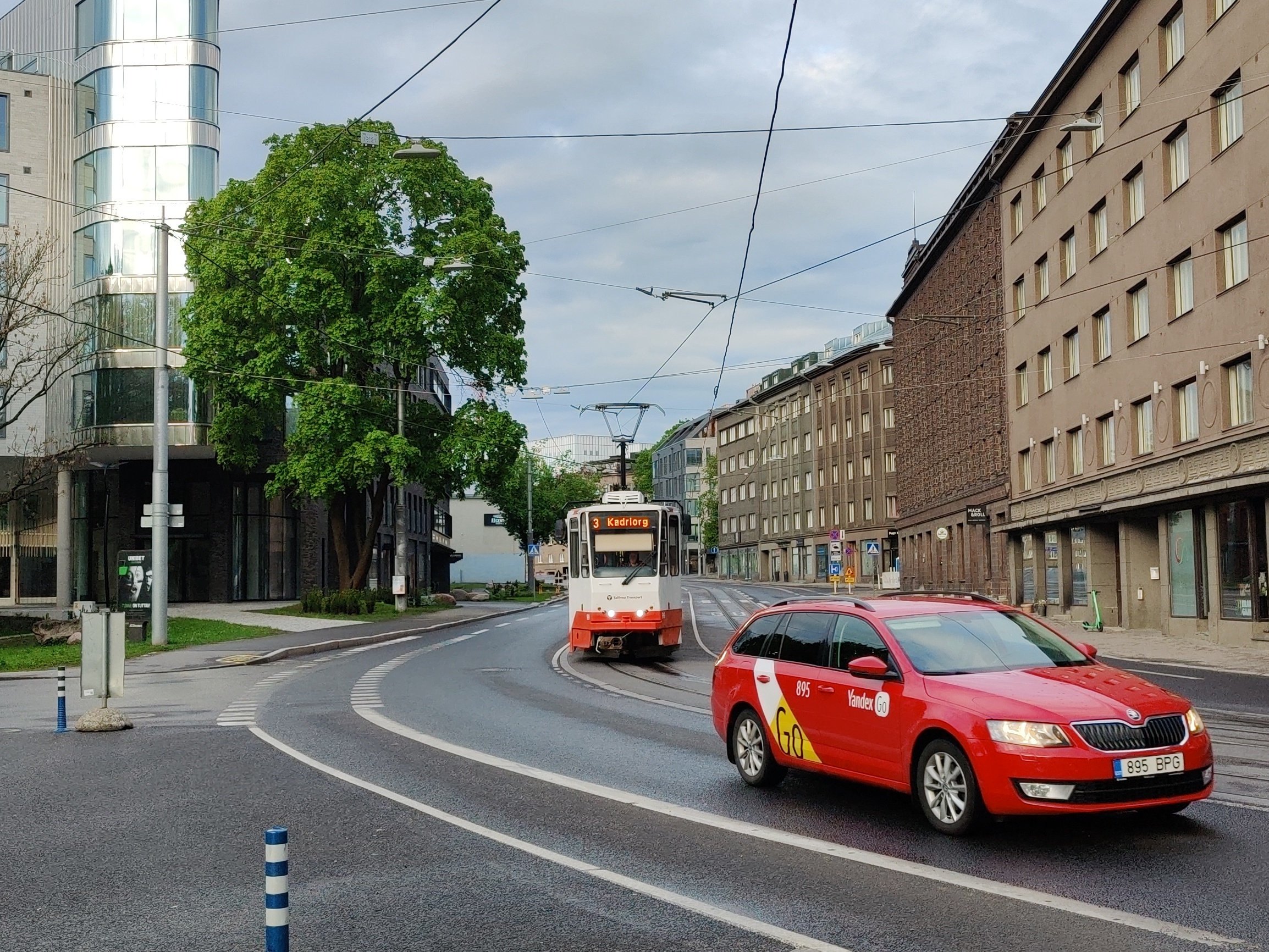 Pärnu maantee ja Peeter Süda tänava nurk, vaade piki Pärnu maanteed Tõnismäe suunas. rephoto