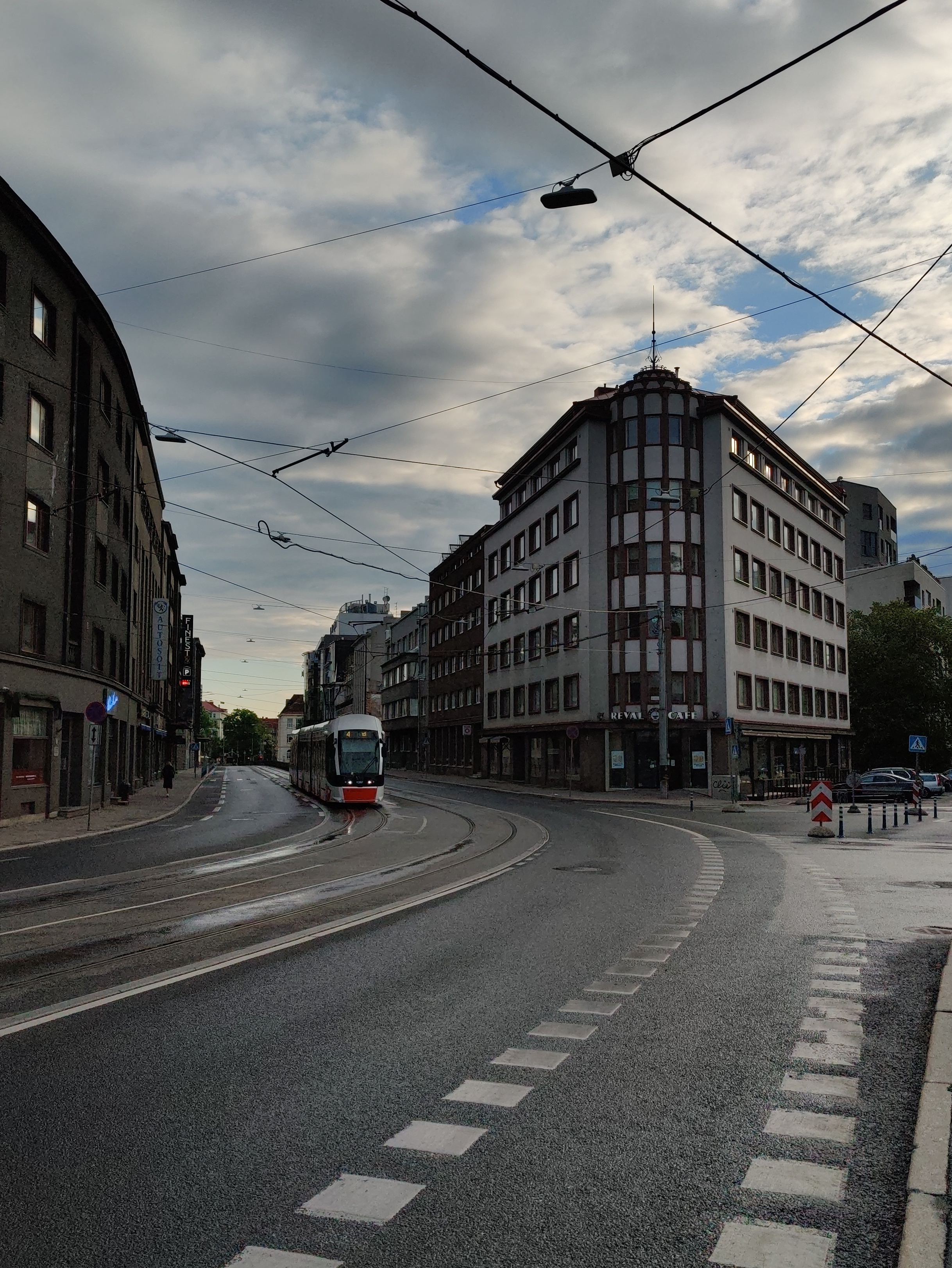 Tallinn. Vaade Pärnu mnt. ja Sakala tn. vahelisele nurgahoonele Tõnismäe poolt rephoto