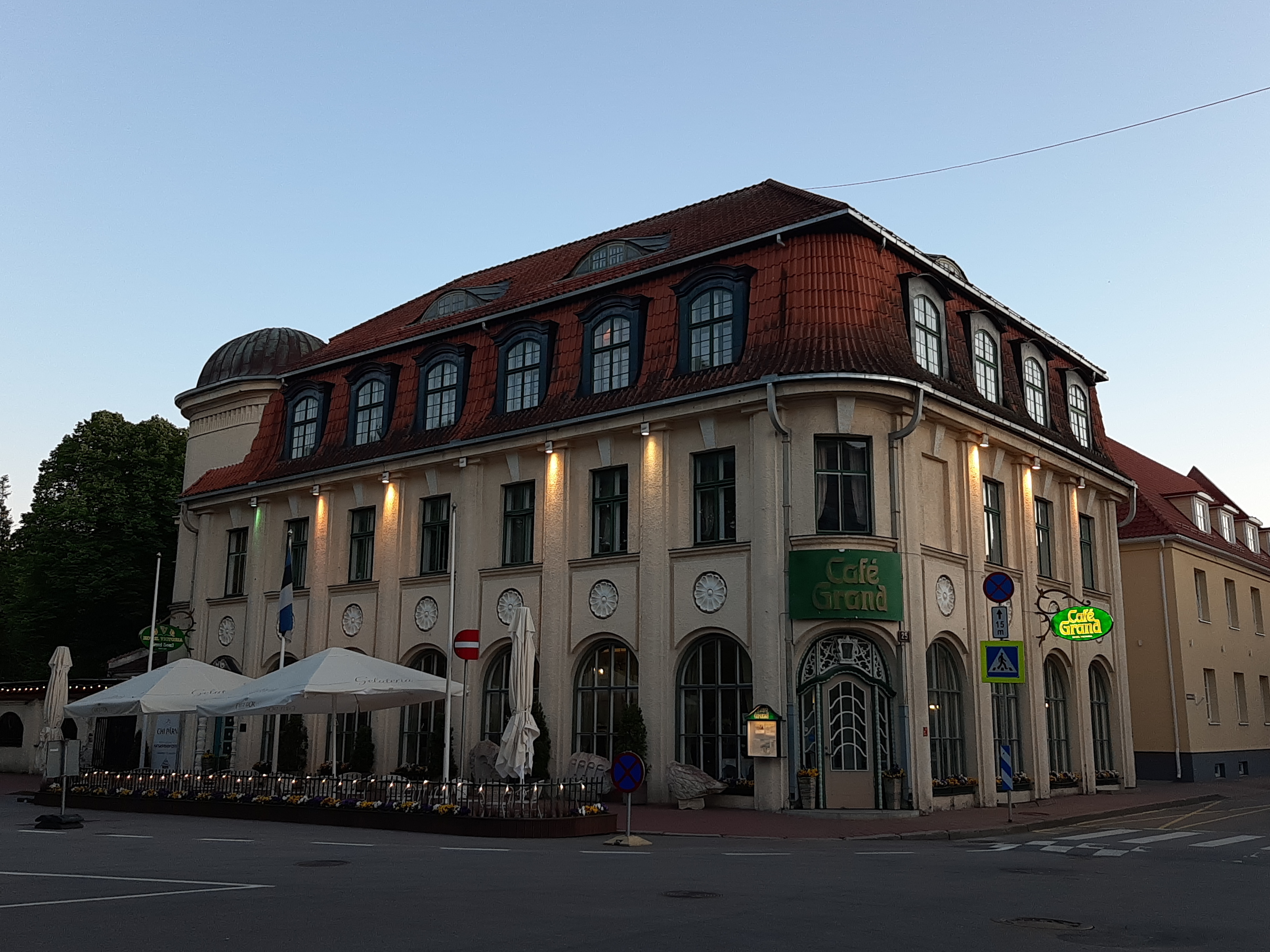 Grand Hotel building in Pärnu, photo postcard rephoto