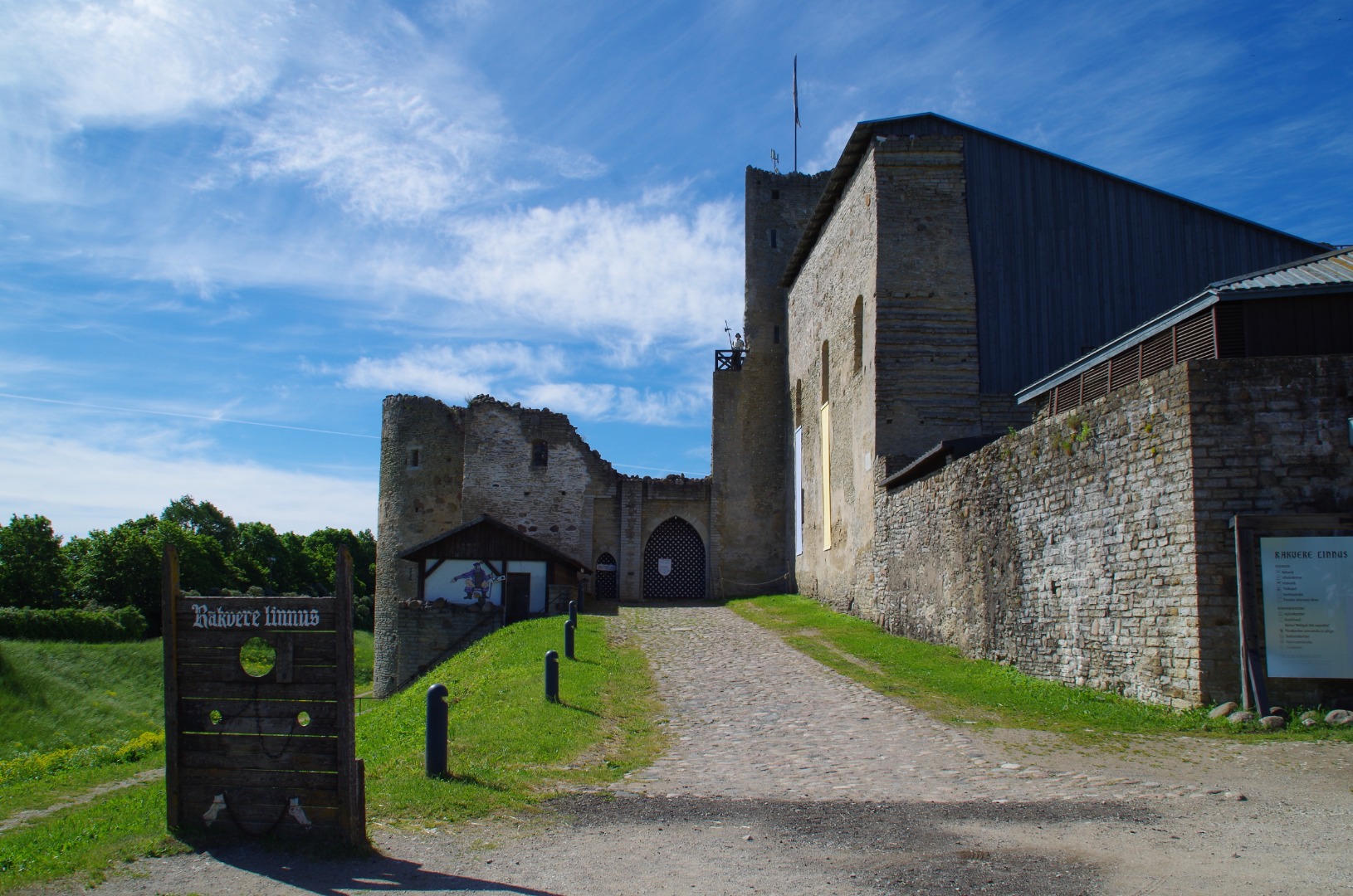 Rakvere Orthodox 3 - the gates of the city, the rondeel or the round artillery tower and the south-east tower. rephoto