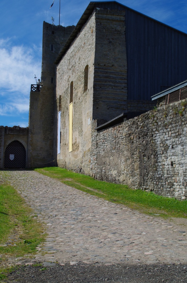 Rakvere linnus valgustatud sissepääsuga rephoto