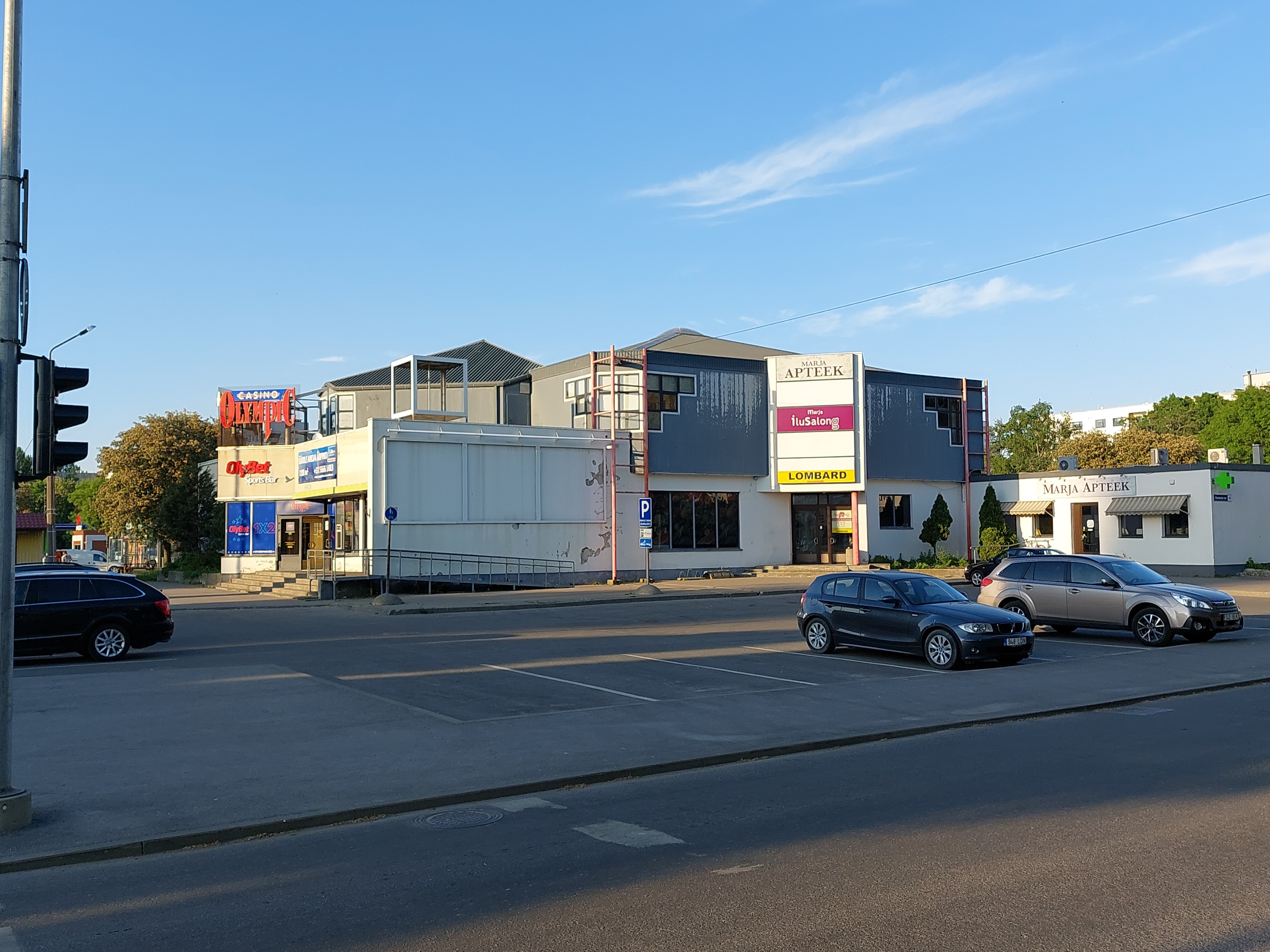 Tallinn, Kristiine, Lilleküla asum, Mooni allasum, Kuldnoka tänava ja Mustamäe tee nurk. Kauplus "Marja". rephoto