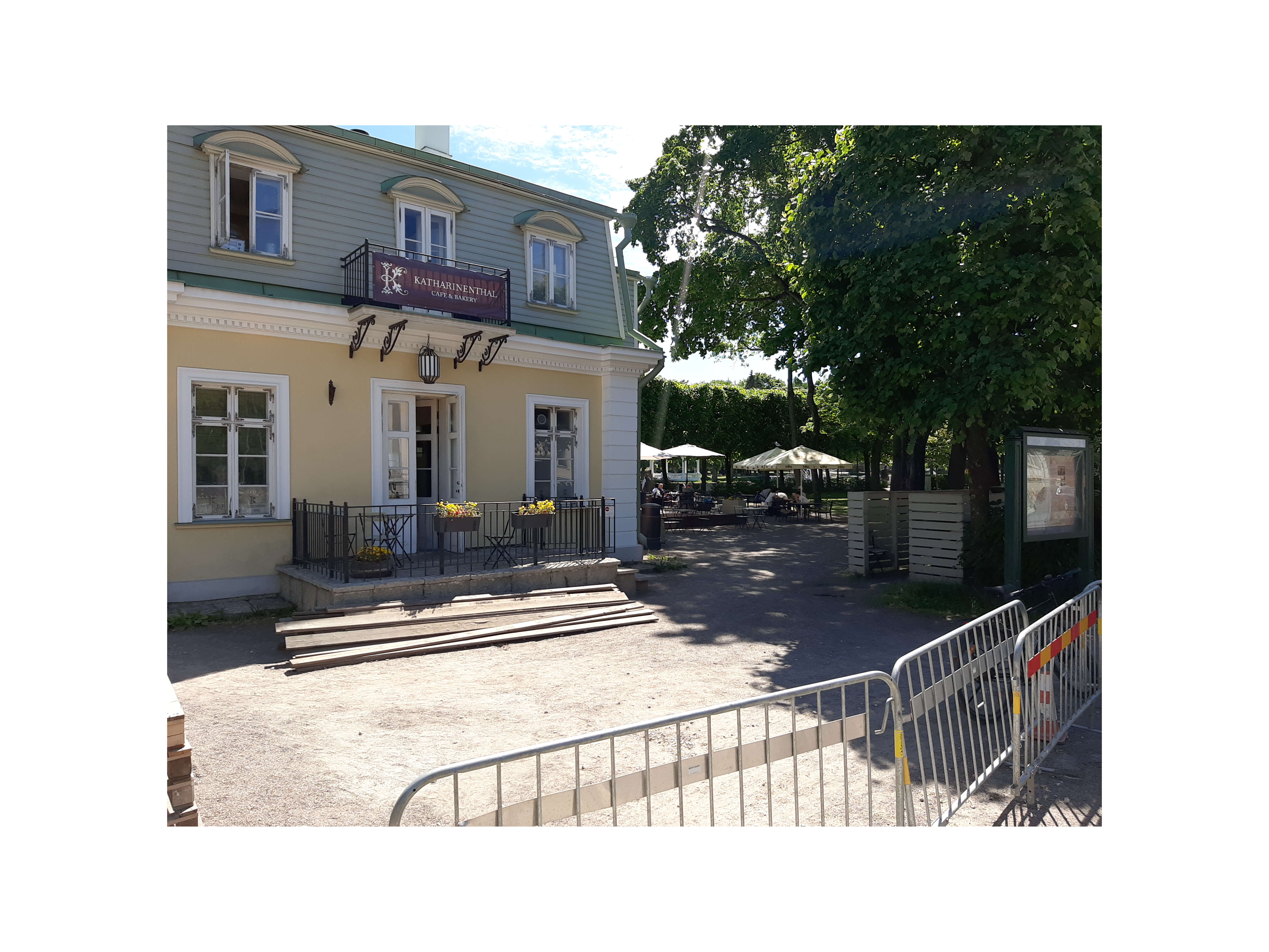 View of the ice kiosk at the corner of Leiner and Weizenberg Street, at the forefront of the beer tank. rephoto