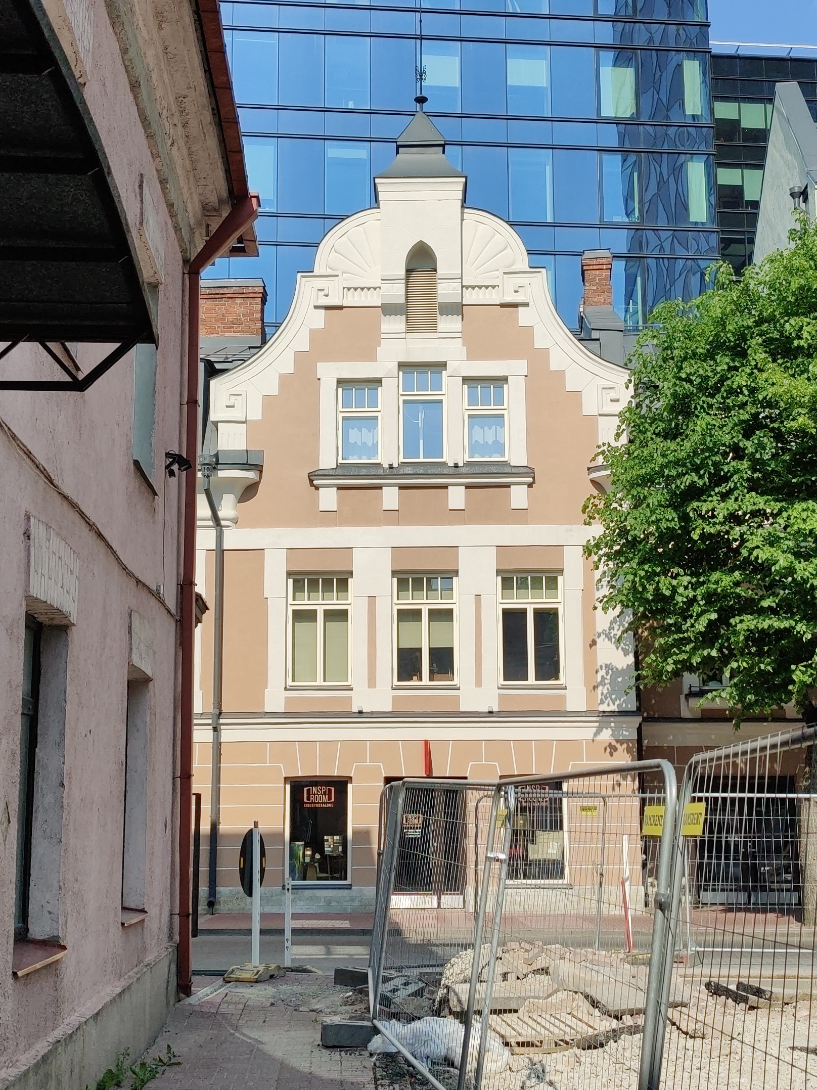 End tööstushoone Tallinnas Maakri tn, vaade hoonele nurgalt. Arhitekt Jacques Rosenbaum rephoto