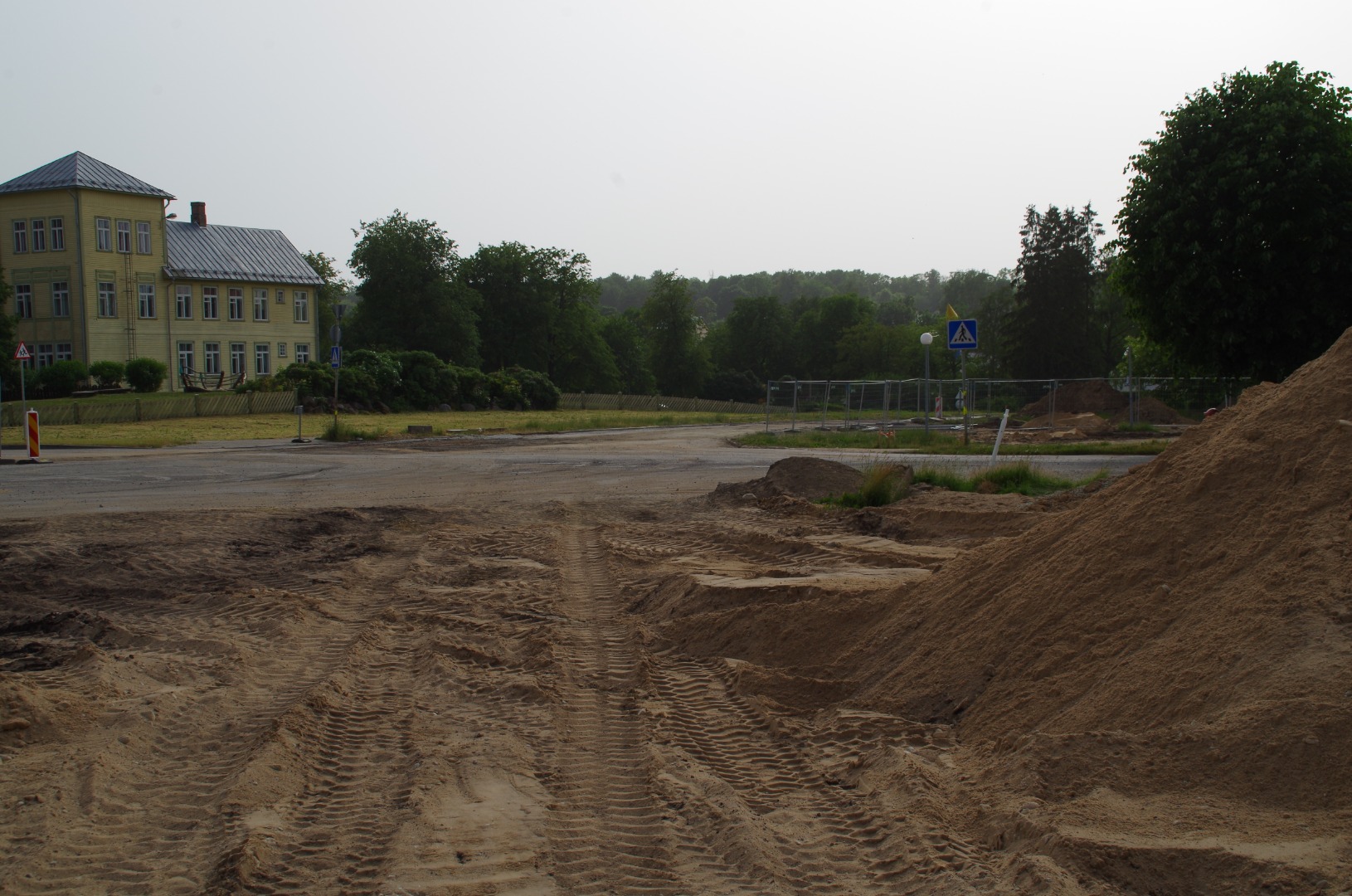 Rakvere, pärgade panek fašismiohvrite ühishauale rephoto
