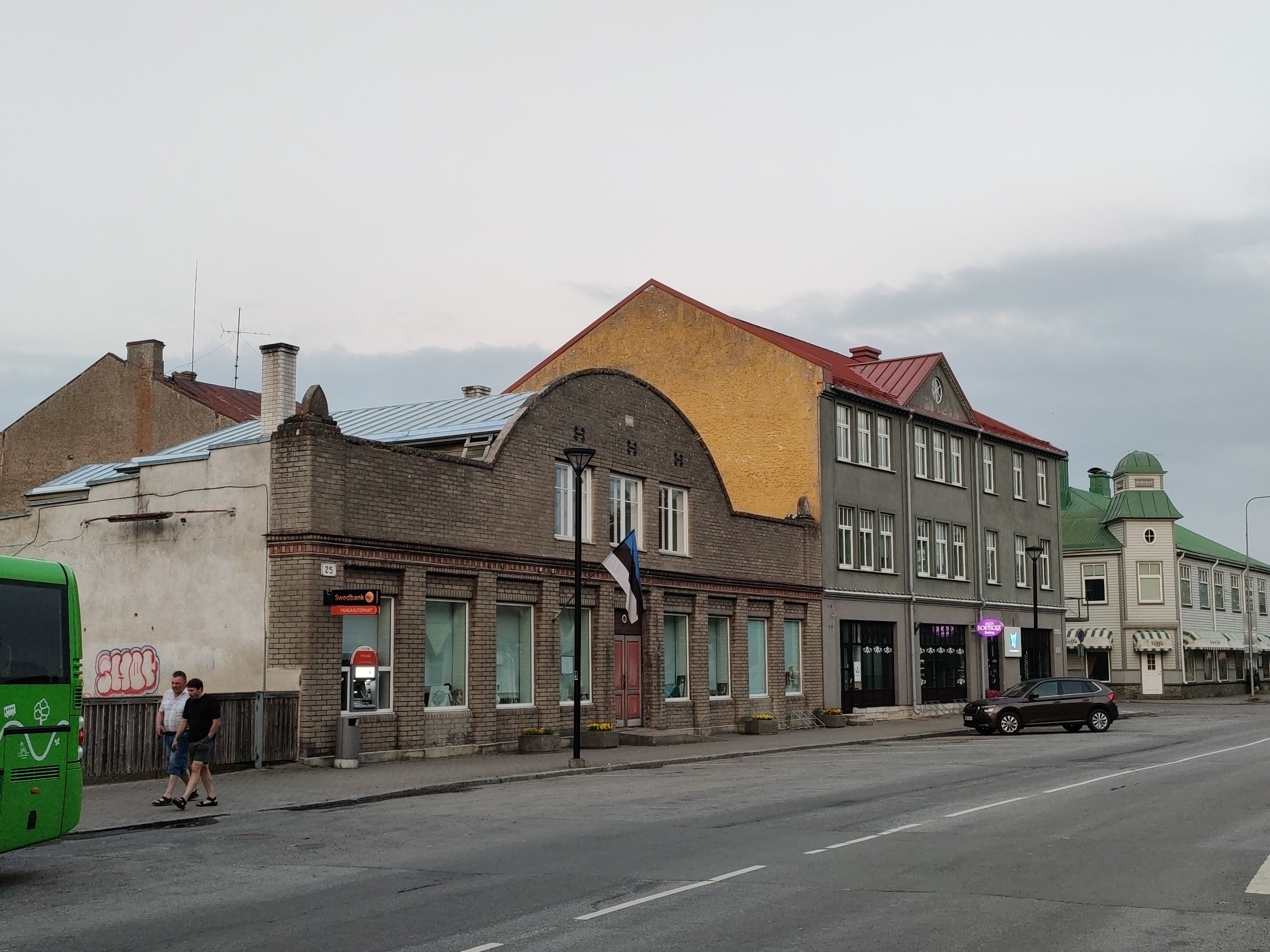 Foto. Vaade Karja t 25 ja 27 hoonetele tänavalt. 1991. rephoto