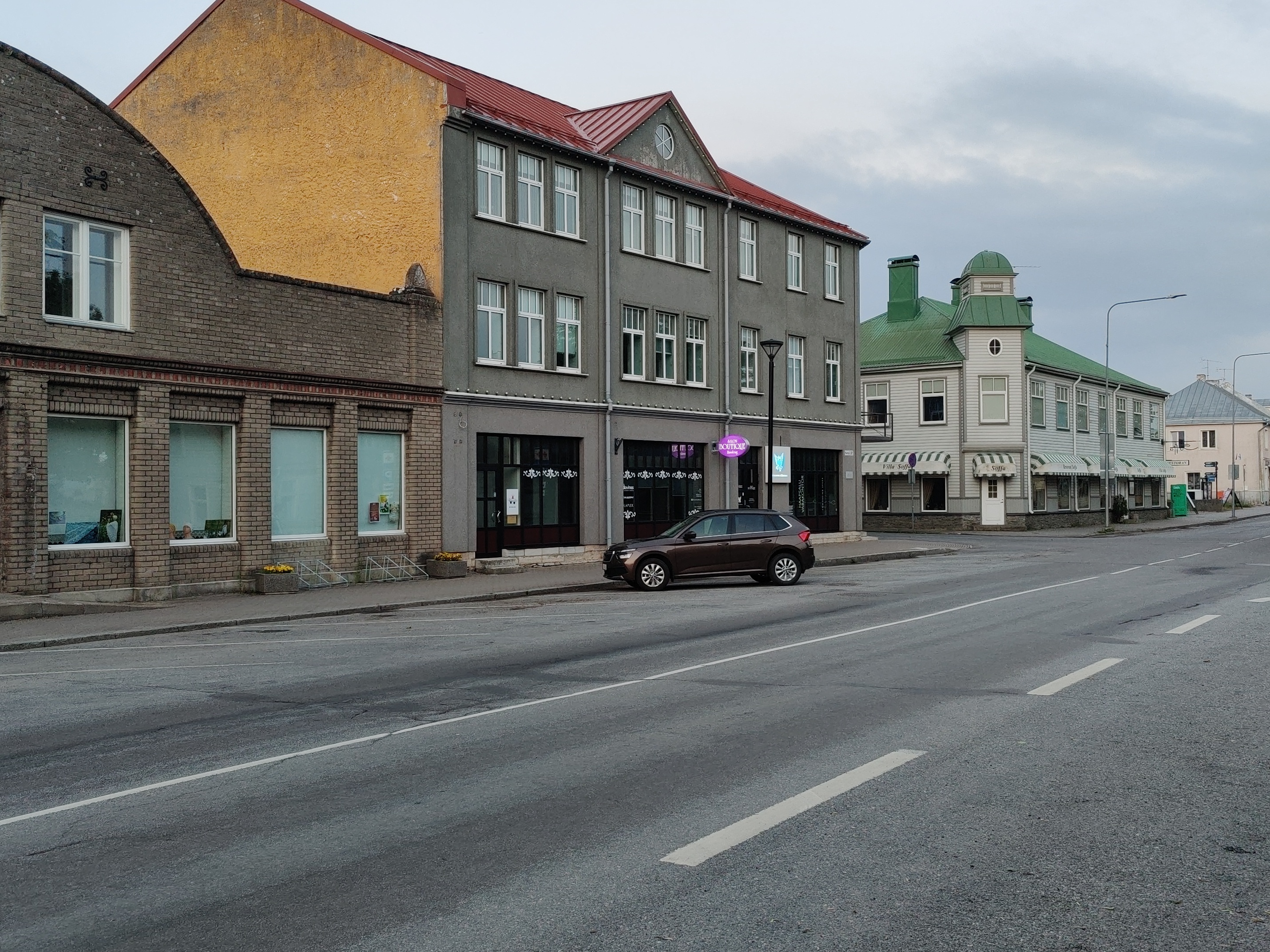 A. Nilsoni kogu. Negatiiv. Naiskooride laulupäev. Haapsalu 1984. Lihula, Kullamaa ja Risti kultuurimajade naiskoorid rongkäigus. rephoto