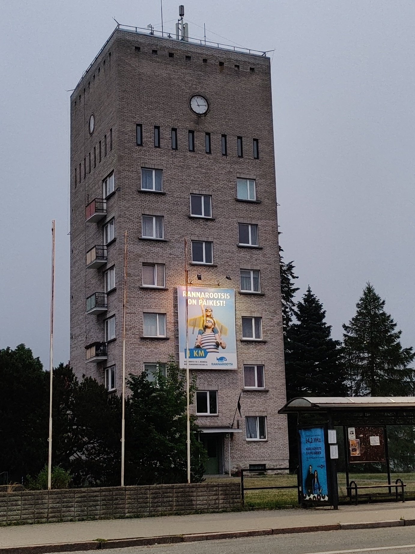 Foto. Veetorn-elamu Haapsalus, kus paikneb linna Täitekomitee. 1980.a. Mustvalge. rephoto