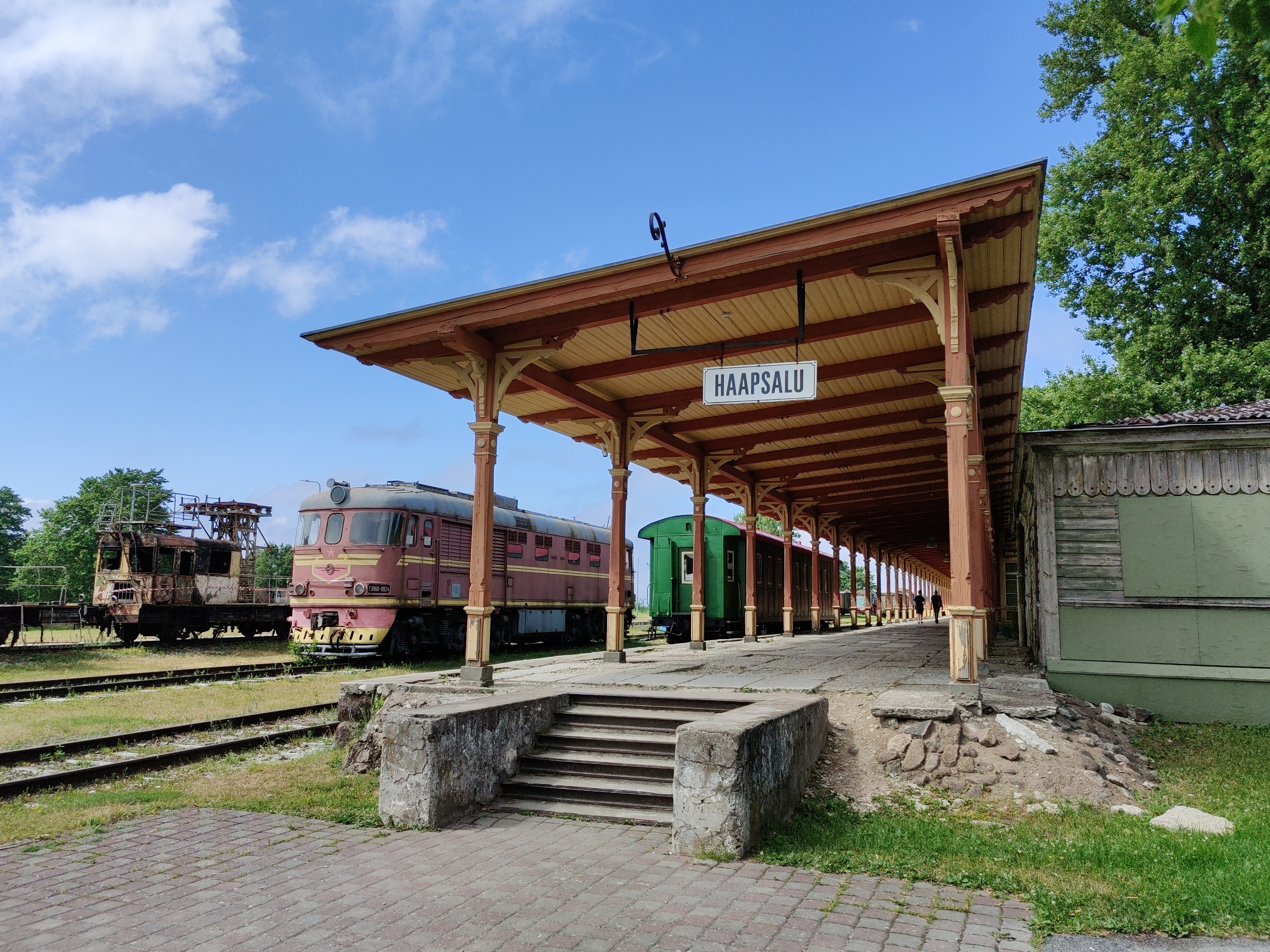 Perroon and old locomotive of Haapsalu railway station rephoto
