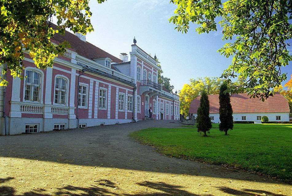 Front of the main building of Sagadi Manor rephoto