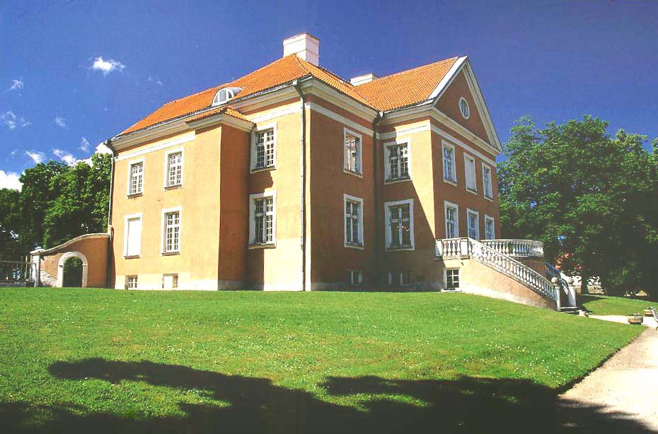 Folklore festival “Viru säru” participants train walk at Palmse Manor. rephoto