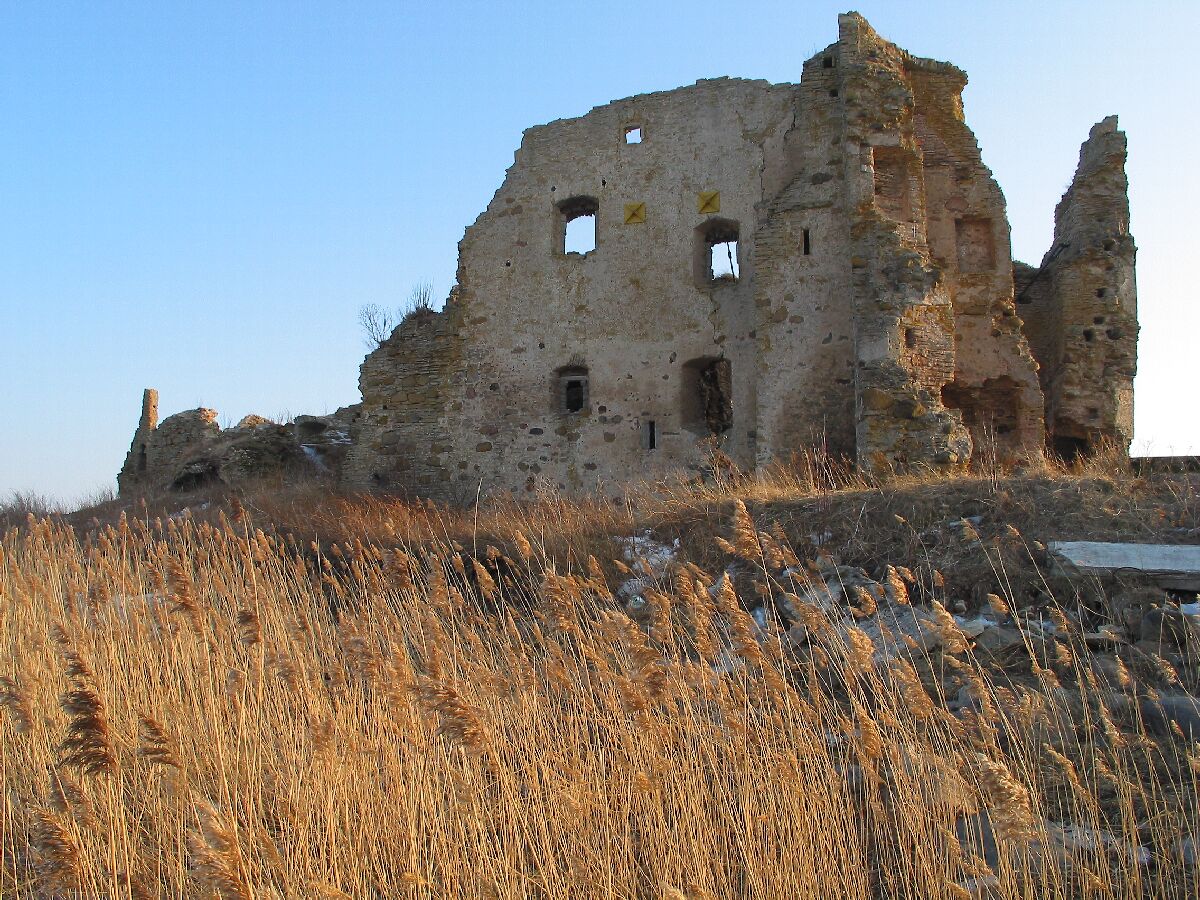View of the ruins of the Tools Castle. rephoto