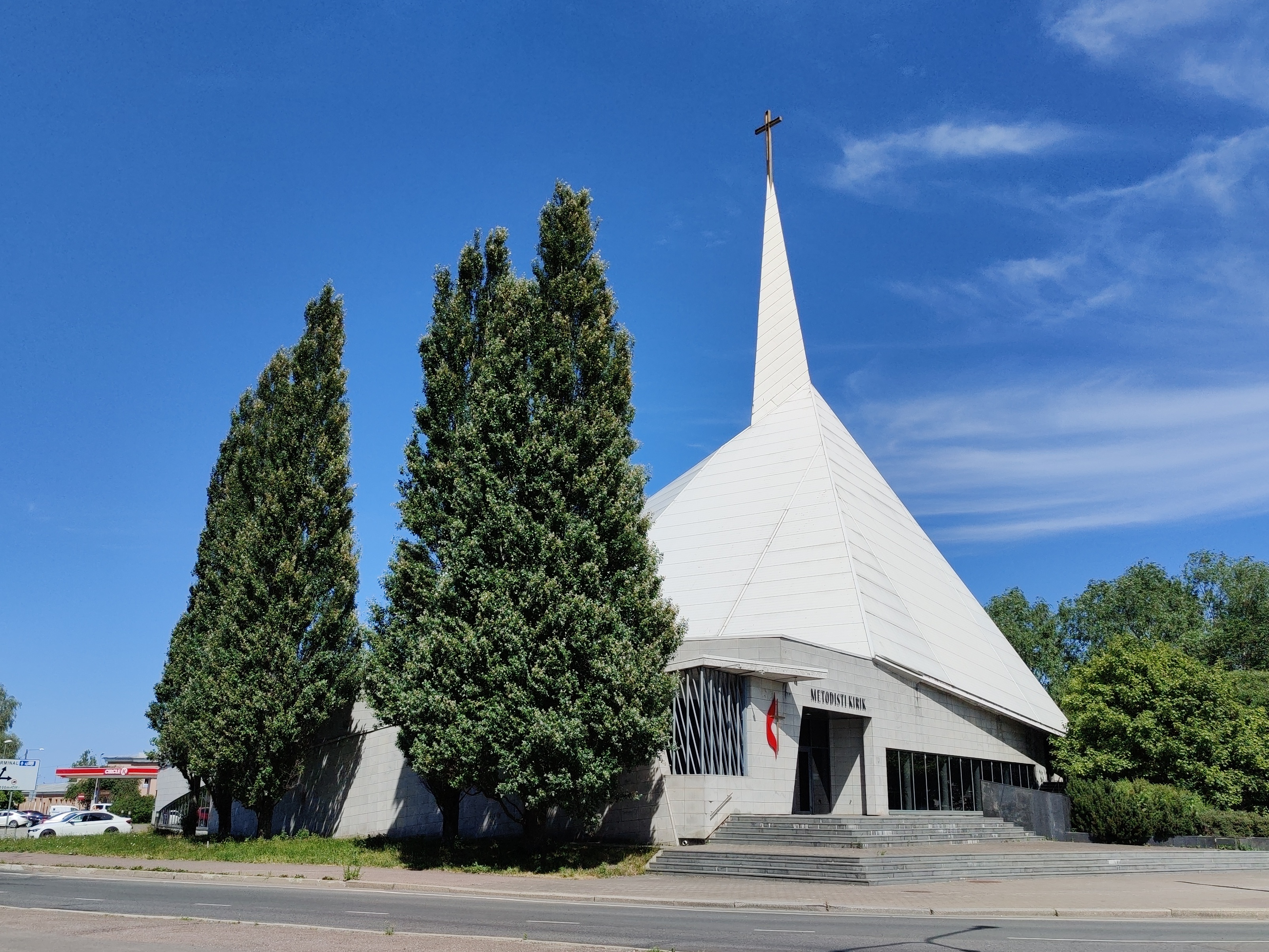 Balti Metodisti Keskus (Metodisti kirik), vaade peasissekäigule. Arhitektid Vilen Künnapu, Ain Padrik (AB Künnapu & Padrik) rephoto