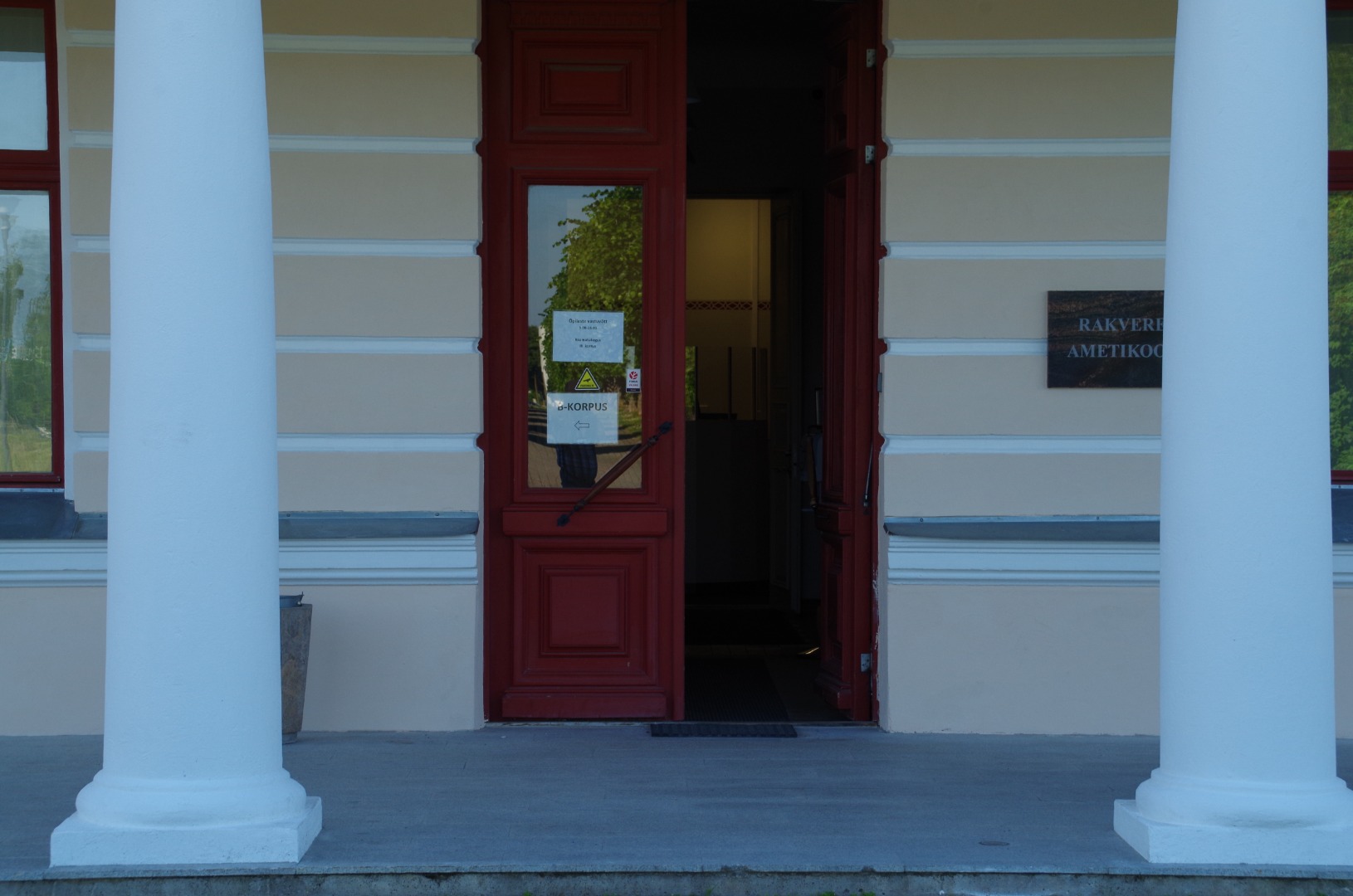 Rakvere Õpetajate Seminari vilistlased koolimaja trepil rephoto