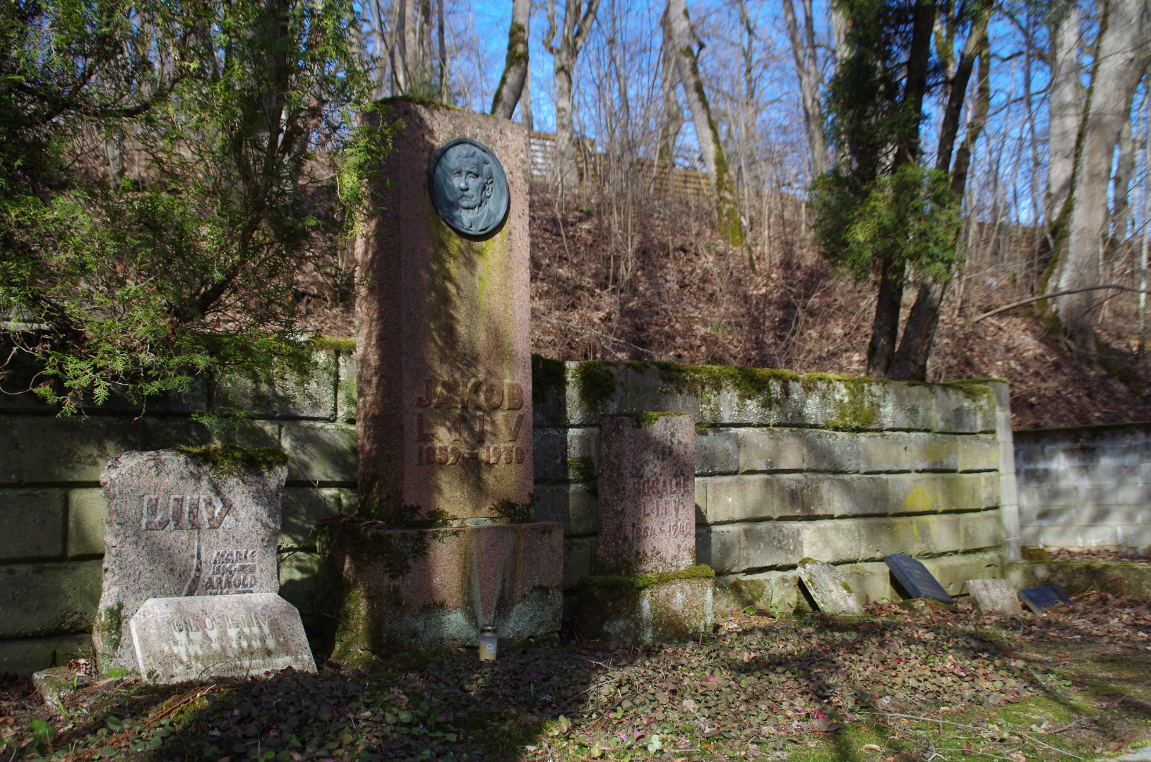 Jakob Liivi hauamonument, vaade rephoto