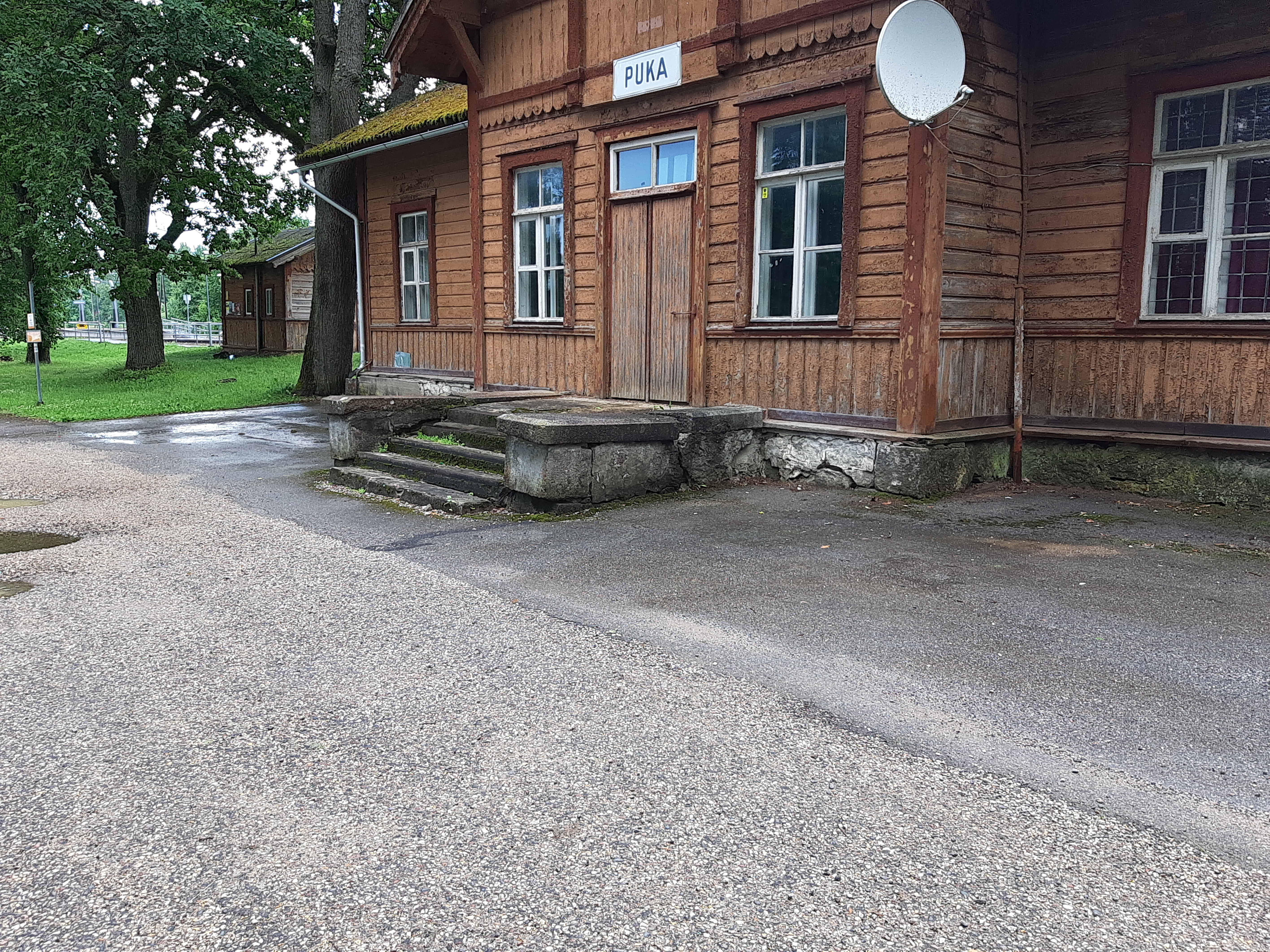 Sangaste mõisa sõiduauto inimestega Puka raudteejaama juures rephoto