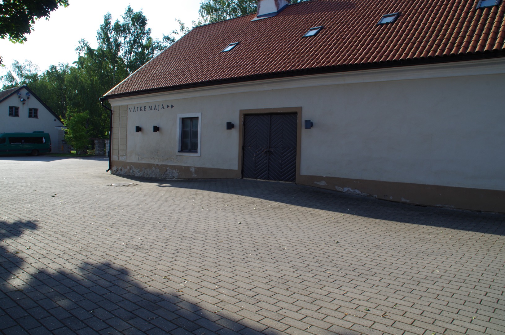 Rakvere Teater, teatri õuel buss rephoto