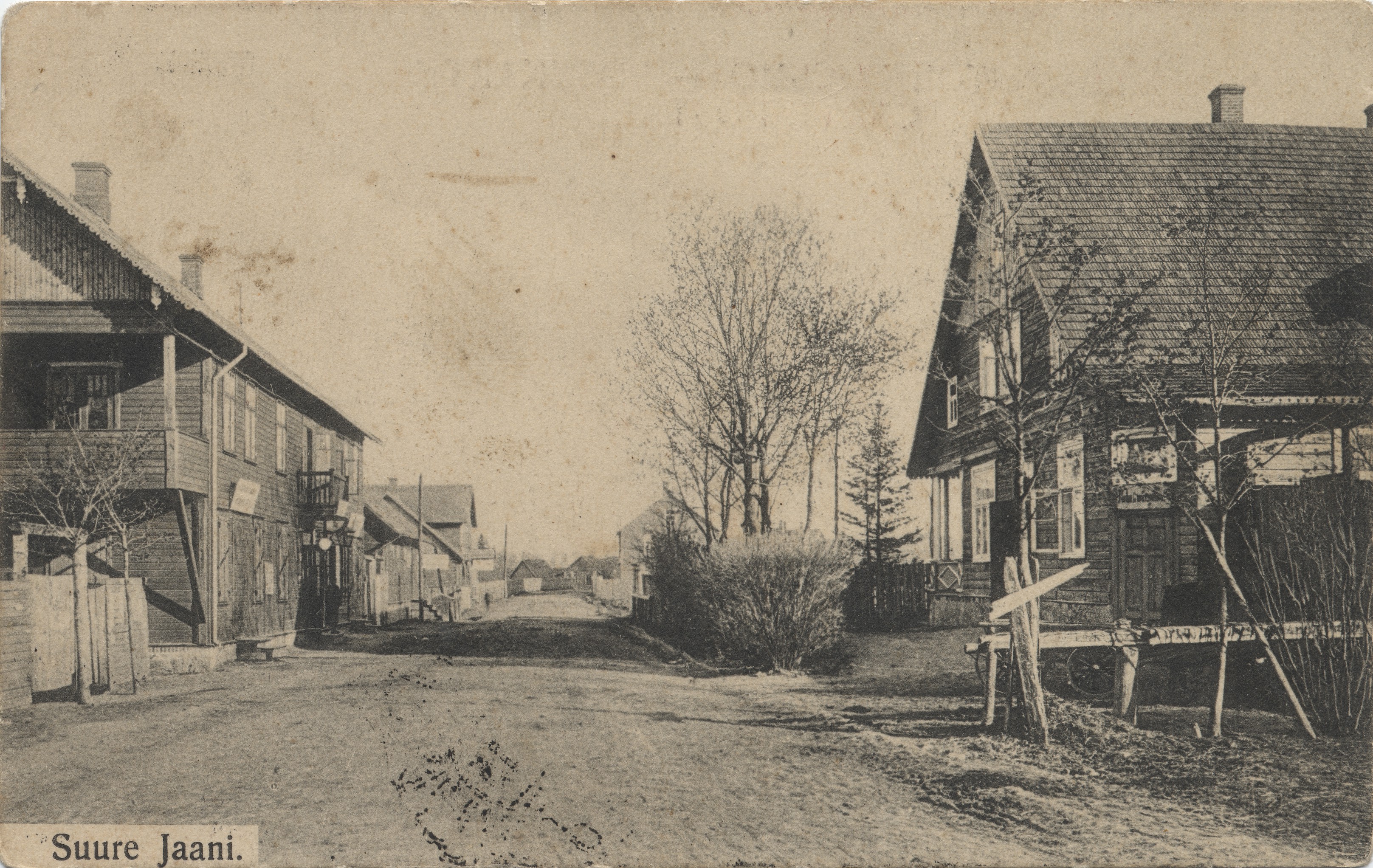 trükipostkaart, Suure-Jaani khk, Suure-Jaani, Pärnu tn, vasakul tuletõrje ühingu maja, paremal apteek, u 1910, J. Litteri kirjastus