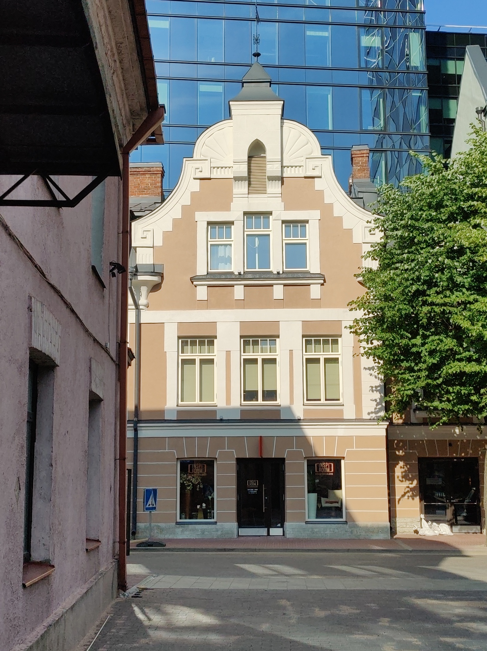 End tööstushoone Tallinnas Maakri tn, vaade hoonele nurgalt. Arhitekt Jacques Rosenbaum rephoto