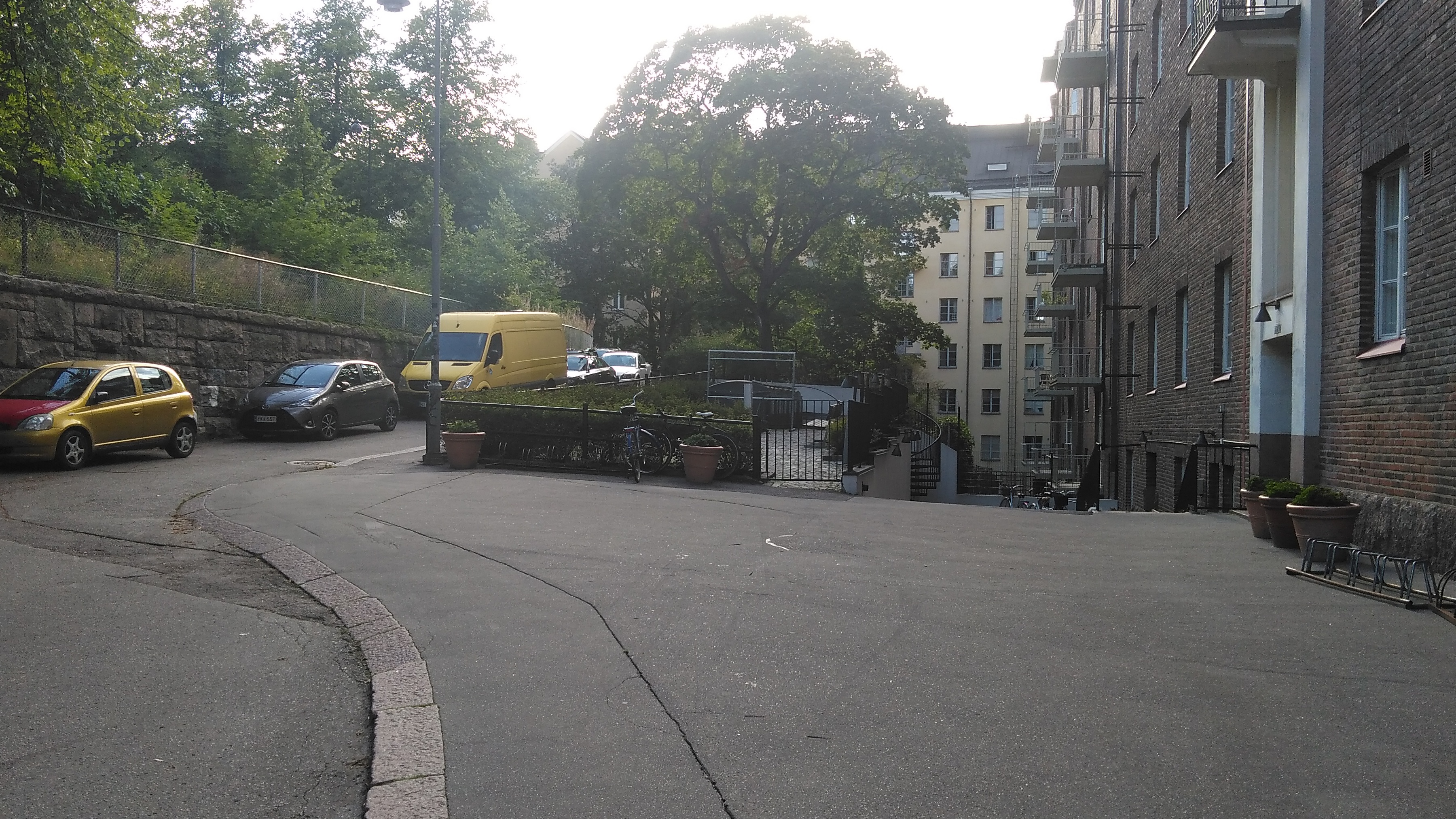 Helsinginkatu 12. Näkymä Helsinginkatu 12:n talon Aadolfinkadun puoleiselle, kevätauringossa kylpevälle sisäpihalle rephoto