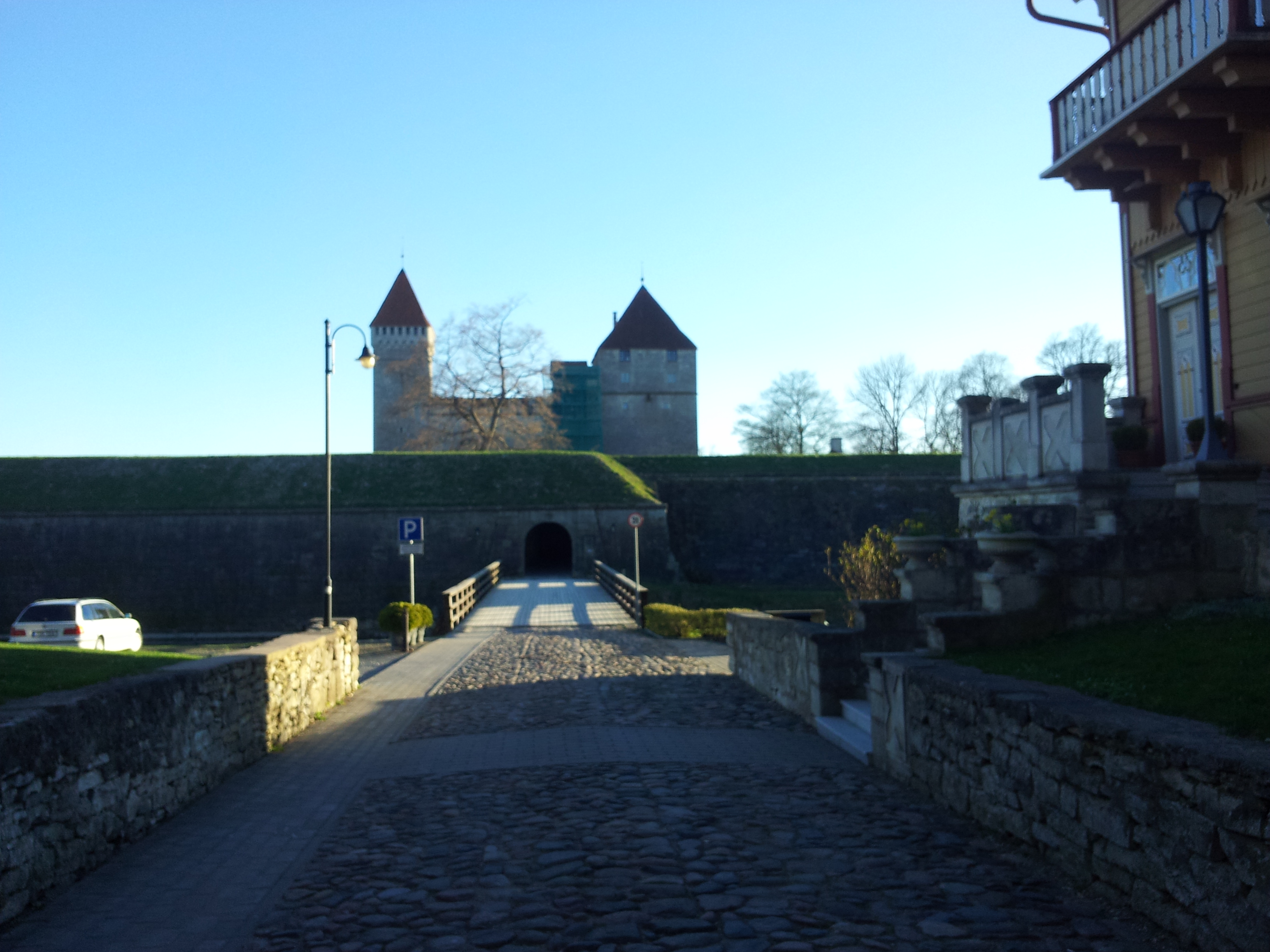 Vaade Kuressaare lossi väravale, esiplaanil von Ekesparre aadlielamu. rephoto